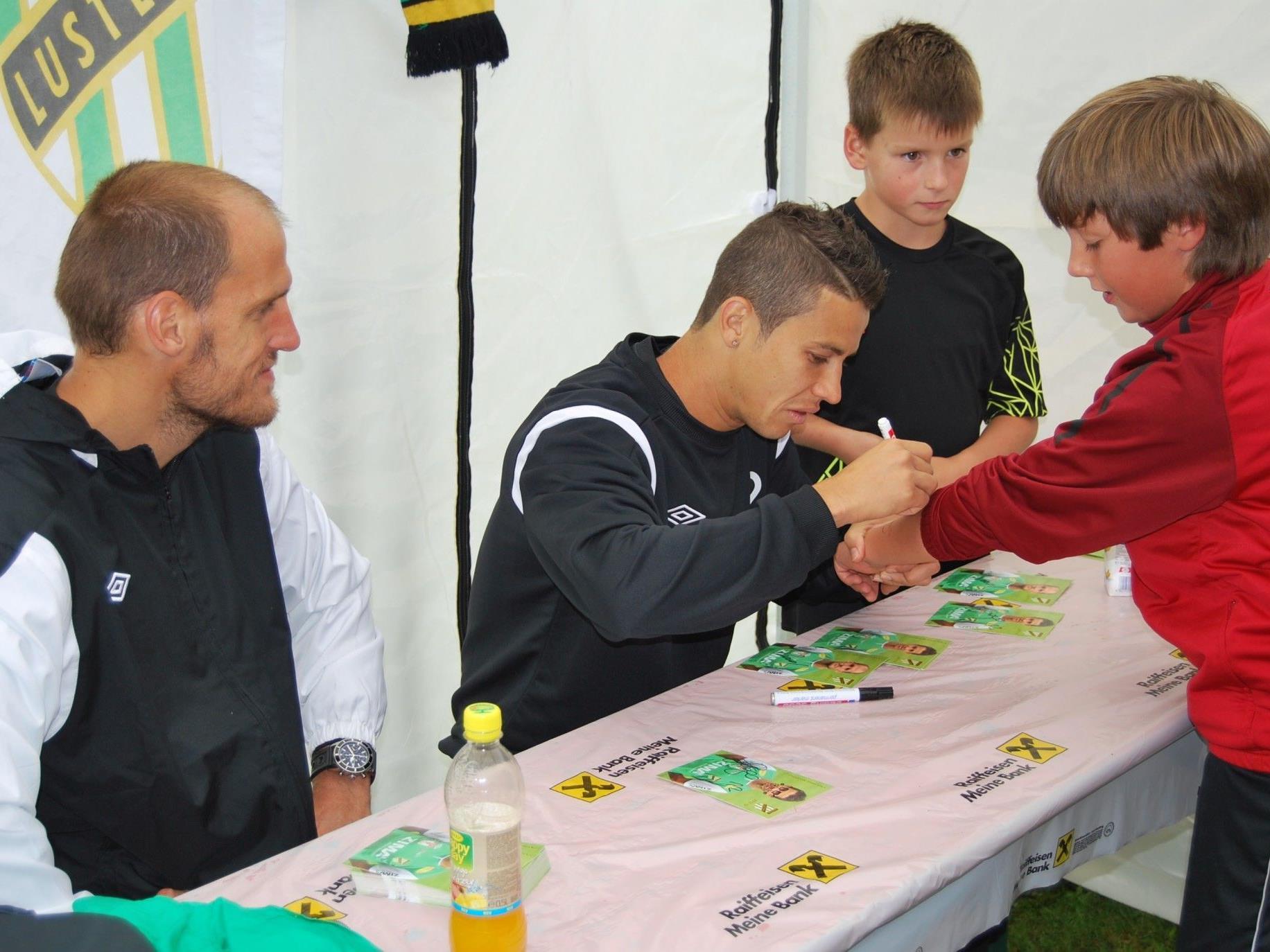 Thiago de Lima und Jürgen Patocka mussten viele Autogrammkarten schreiben.