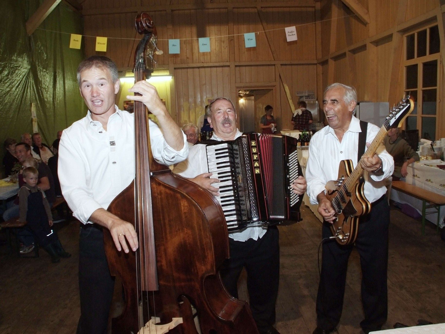 Das „Trio spontan“ wird für originelles musikalisches Heurigen-Ambiente sorgen. Das „Trio spontan“ wird für originelles musikalisches Heurigen-Ambiente sorgen.