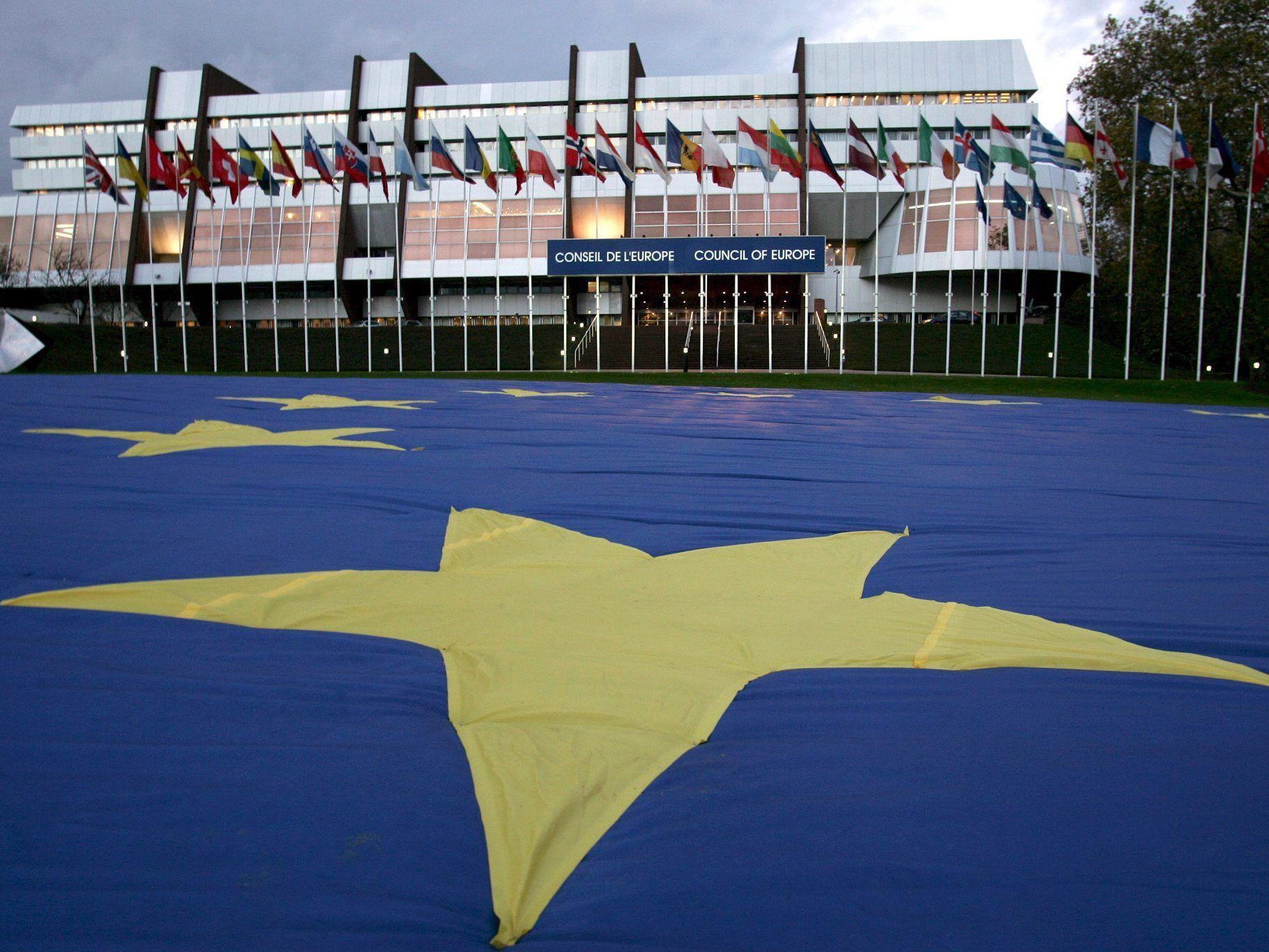 Zwar stehen die Österreicher mehrheitlich hinter dem Euro - allerdings sind sie dem ESM gegenüber skeptisch eingestellt. Zwar stehen die Österreicher mehrheitlich hinter dem Euro - allerdings sind sie dem ESM gegenüber skeptisch eingestellt.