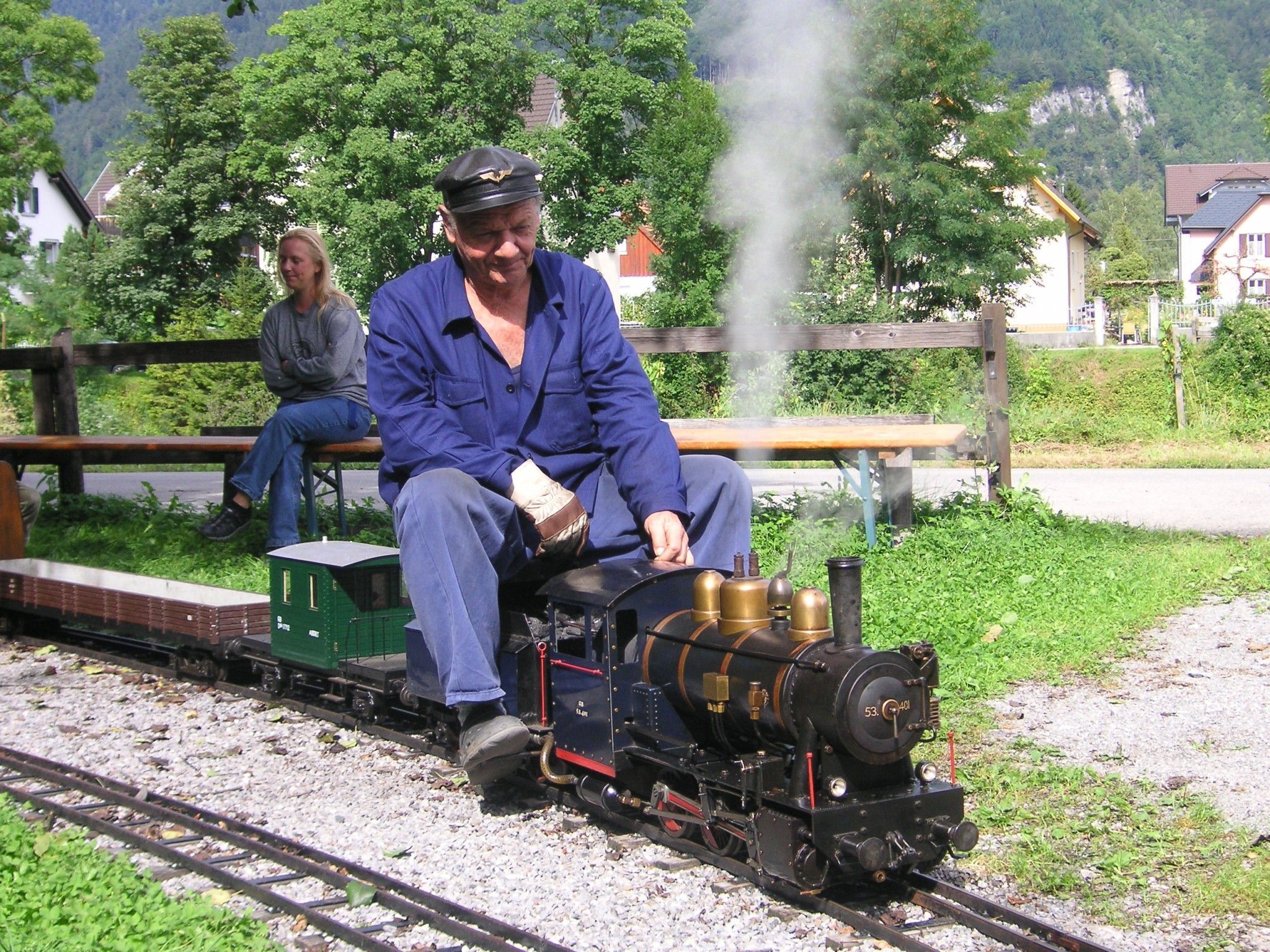 Markus Khüny auf seiner originalen Miniatur-Dampflokomotive Markus Khüny auf seiner originalen Miniatur-Dampflokomotive