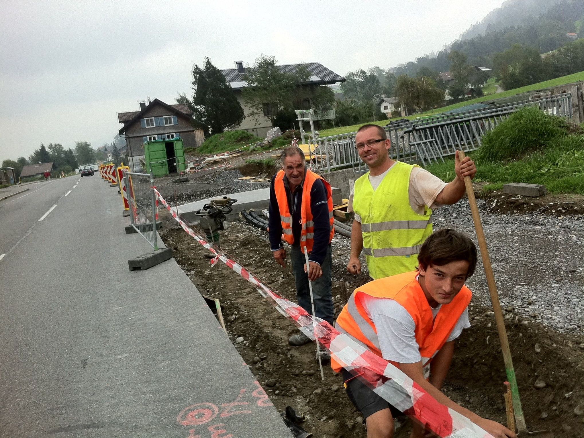 Baupolier Hermann Wittwer (ganz hinten) zeigt sich mit dem Baufortschritt beim Geh-und Radweg zufrieden. Baupolier Hermann Wittwer (ganz hinten) zeigt sich mit dem Baufortschritt beim Geh-und Radweg zufrieden.