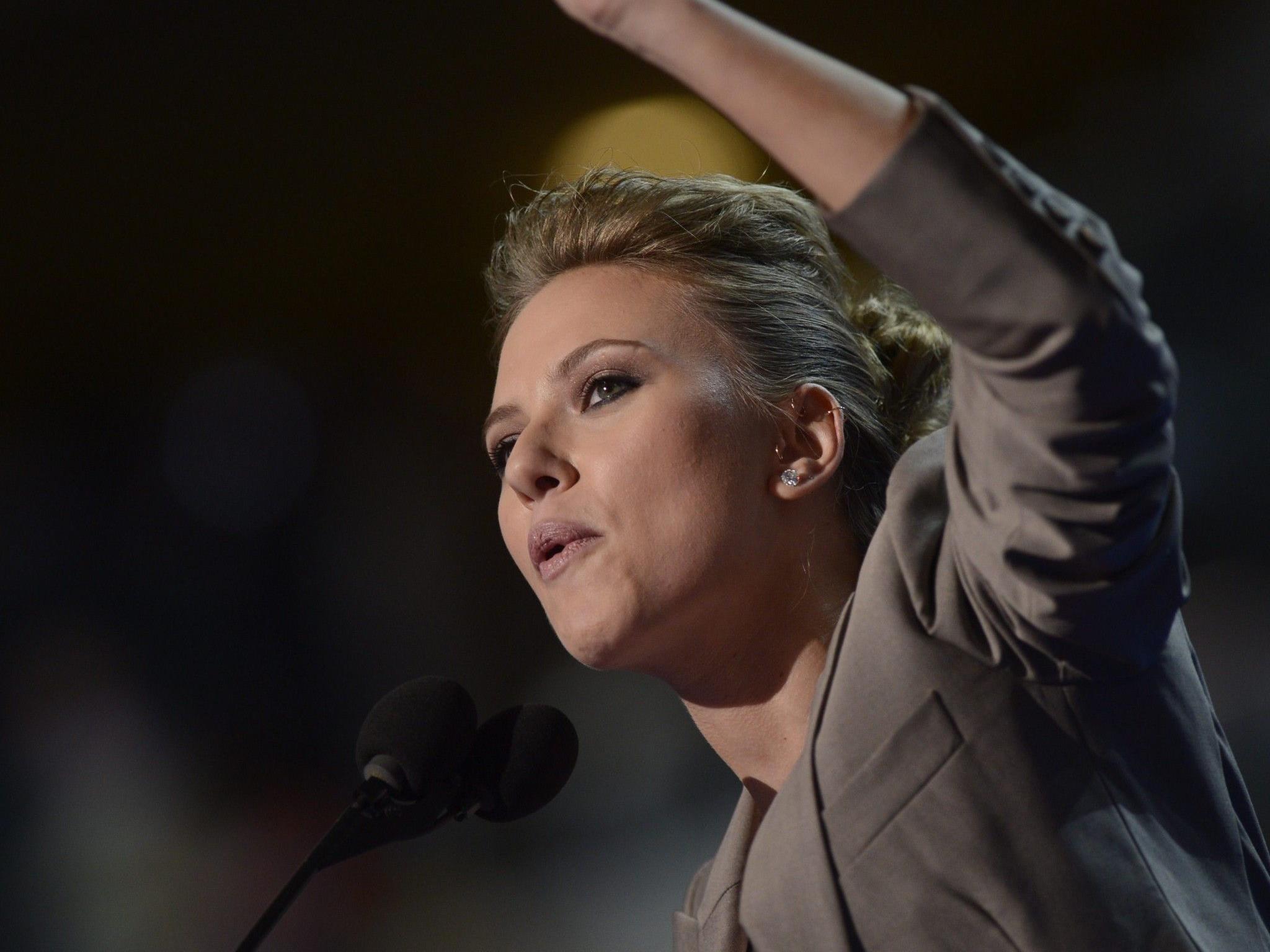 Scarlett Johansson heizt am Parteitag der Demokraten in Charlotte kräftig ein.