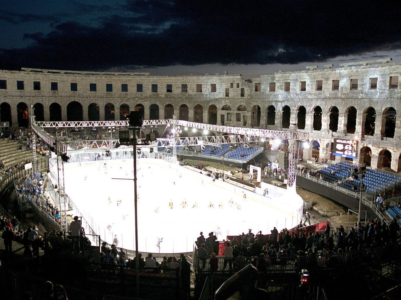 Die Vienna Capitals verloren im Amphitheater von Pula mit 1:4. Die Vienna Capitals verloren im Amphitheater von Pula mit 1:4.