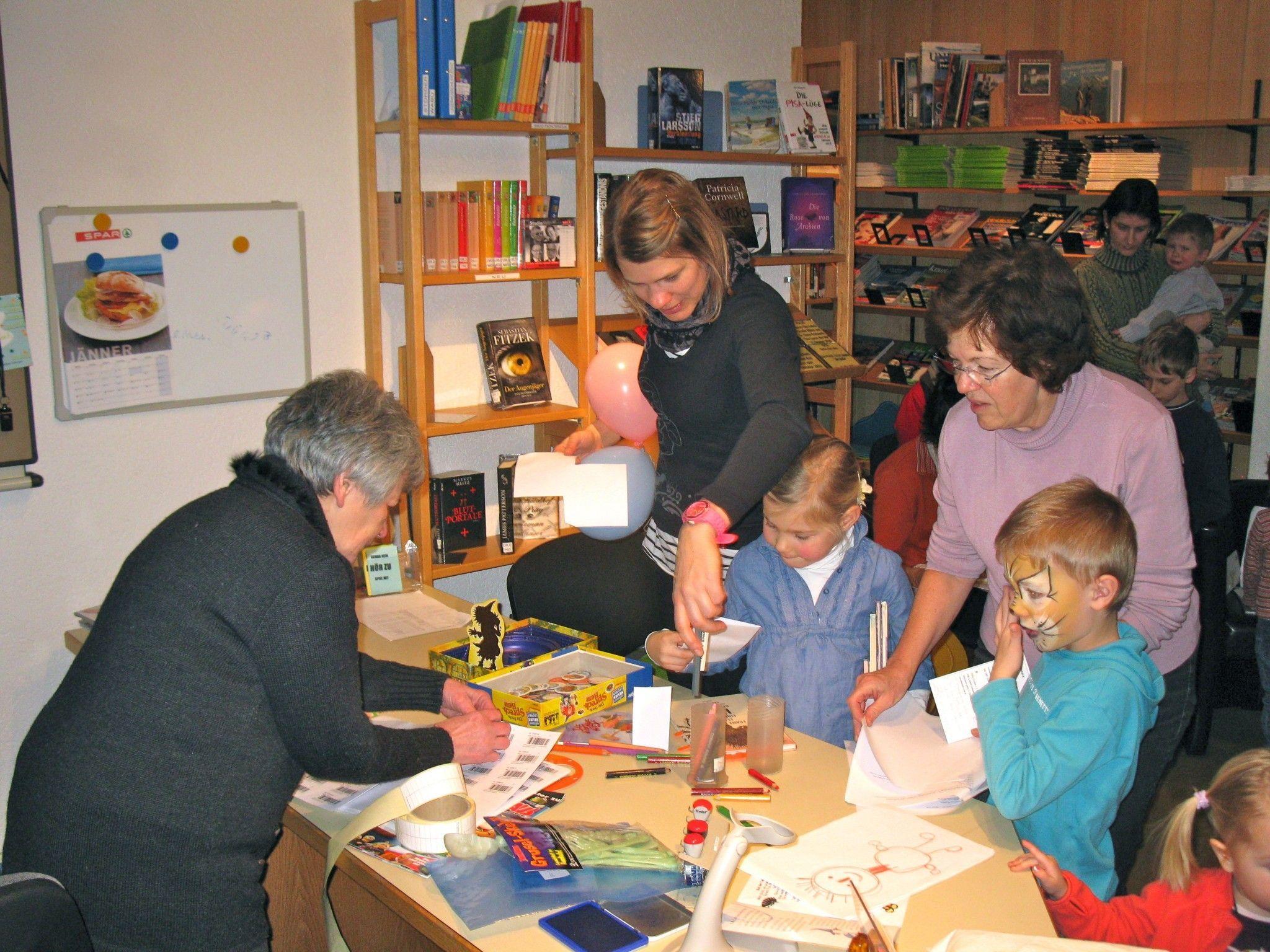 Bei Kindern ab dem Volksschulalter ist ein Besuch in der Bücherei besonders beliebt