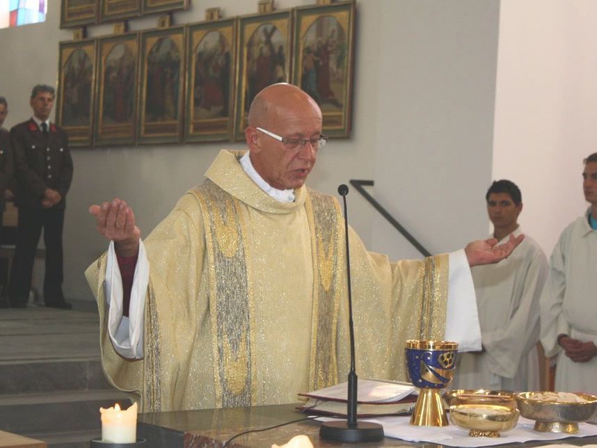 Pfarrer Manfred Fink verabschiedete sich im Gottesdienst von seiner Pfarrgemeinde. Pfarrer Manfred Fink verabschiedete sich im Gottesdienst von seiner Pfarrgemeinde.