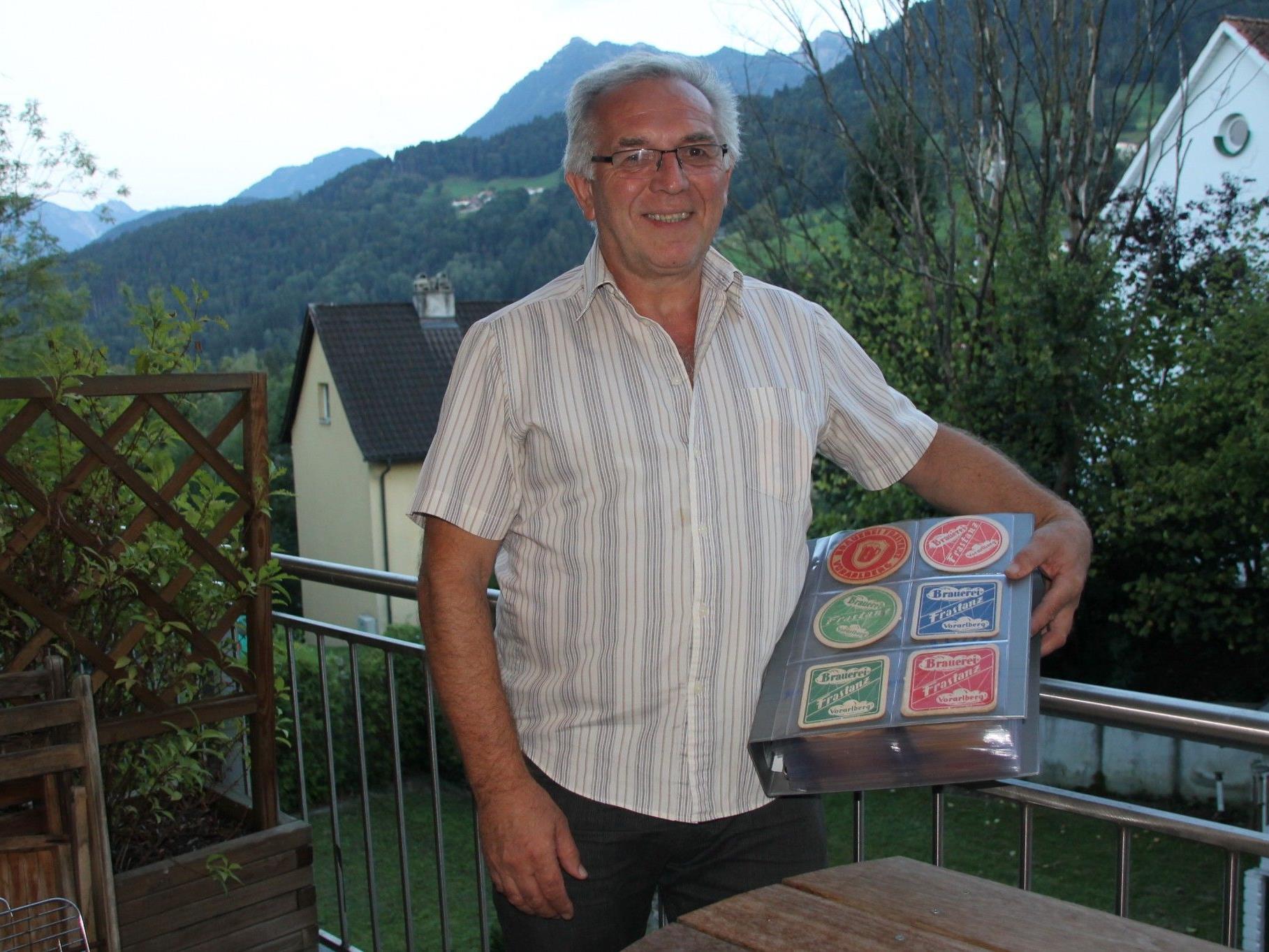 Heribert Gut präsentiert seinen Privat-Bierdeckel-Katalog.