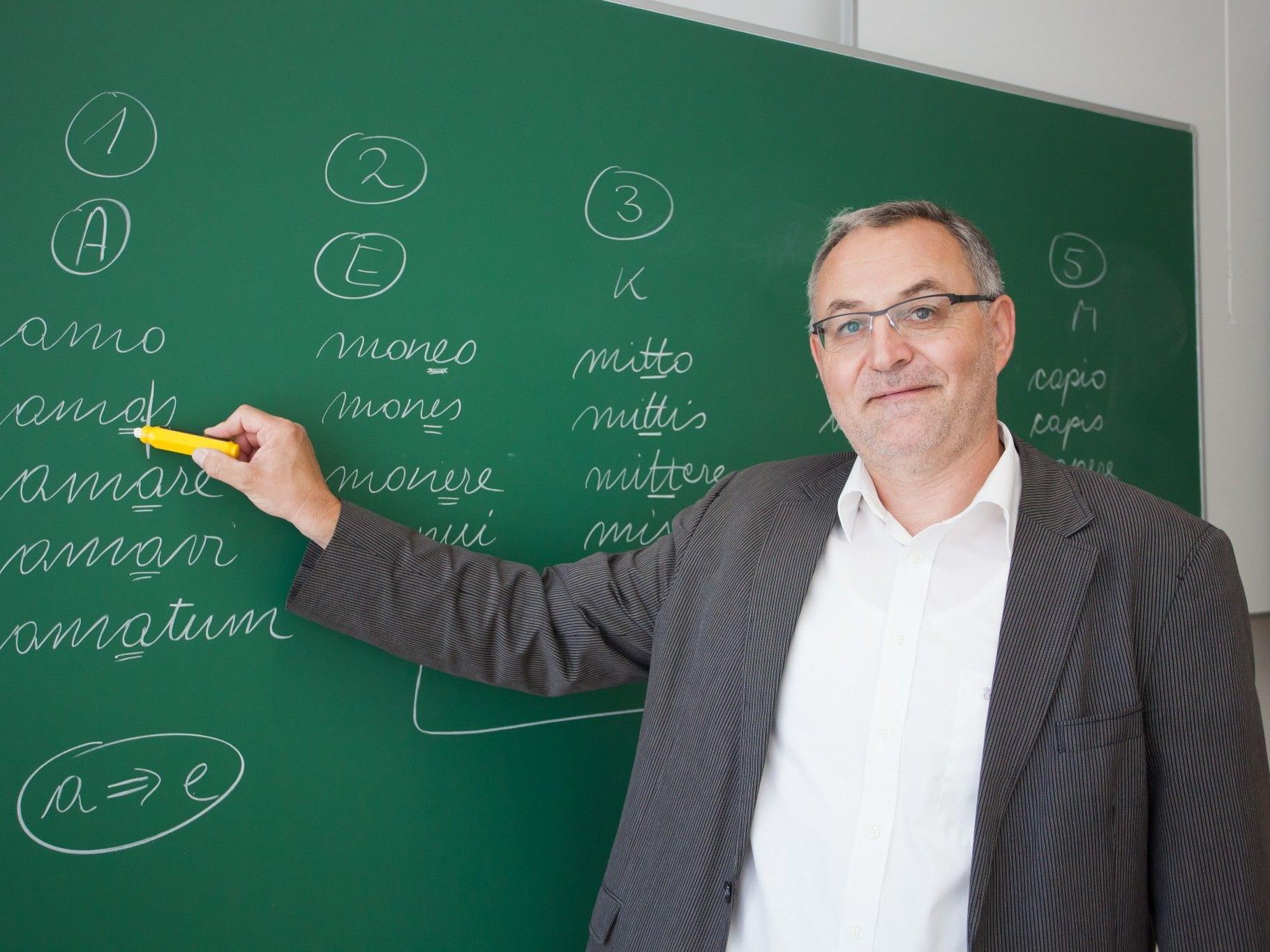 Rainer Gögele, ehemaliger Gesundheitslandesrat und ÖVP-KLubobmann geht zurück in die Schule. Rainer Gögele, ehemaliger Gesundheitslandesrat und ÖVP-KLubobmann geht zurück in die Schule.