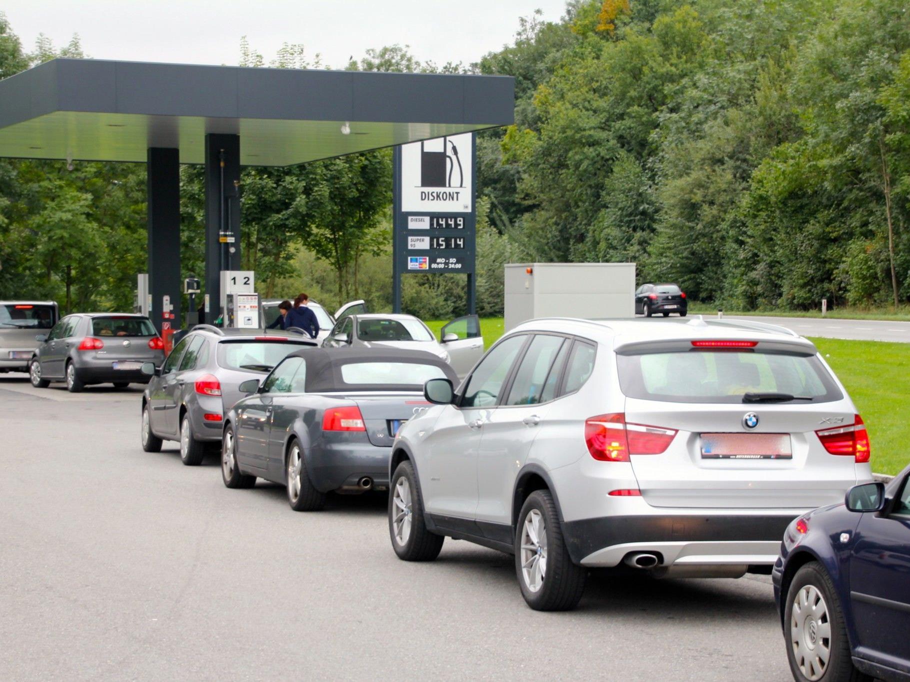 Geduld aufbringen müssen Autofahrer bei der Diskont-Tankstelle HOFER in Alstenstadt