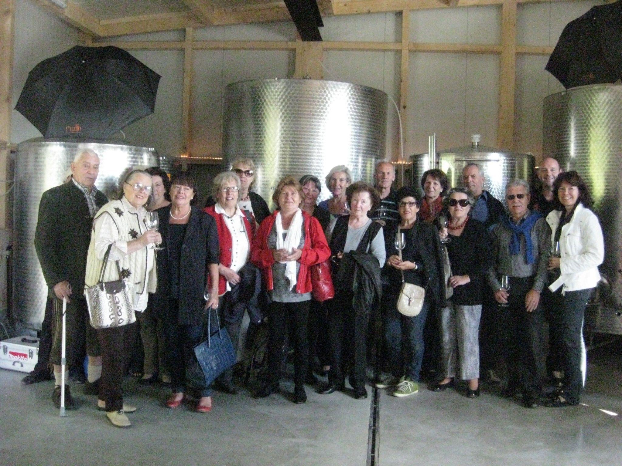 Teilnehmer bei der Besichtigung im Weingut Möth