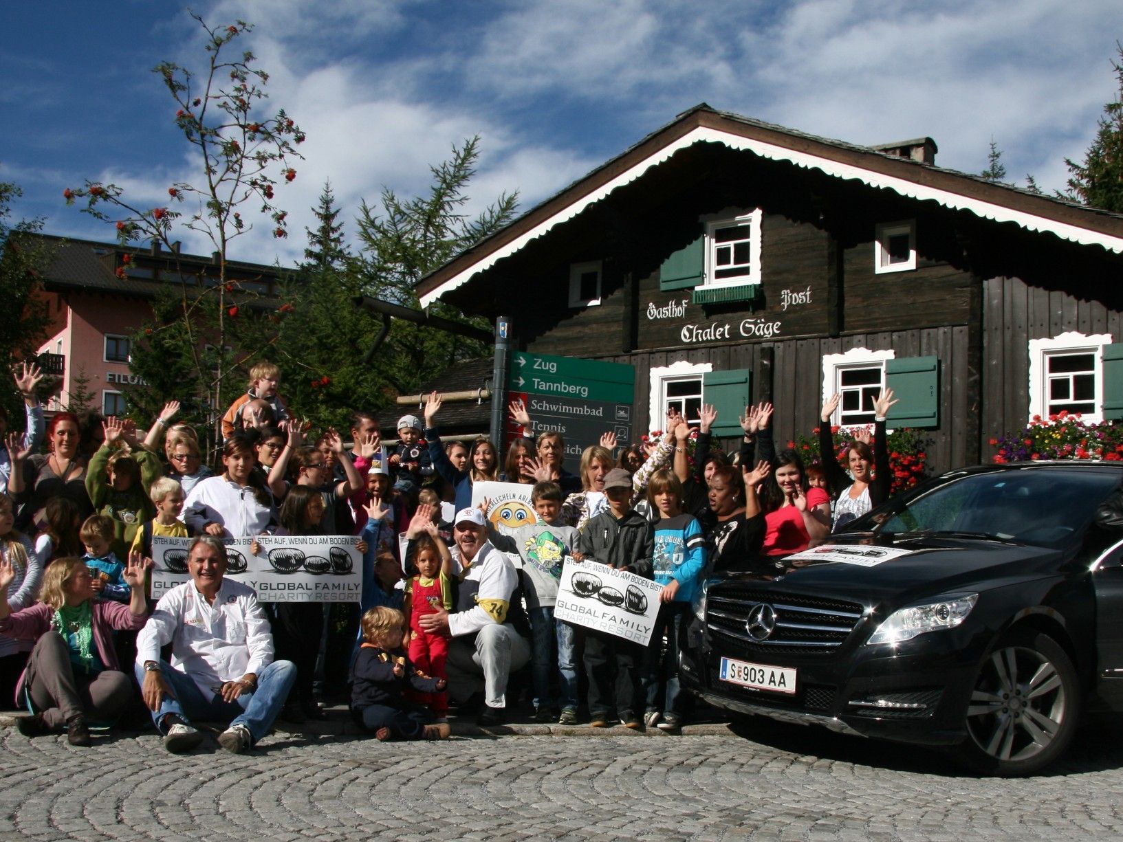 80 Kinder und Eltern aus Ausnahmesituationen erlebten dank vieler Hoteliers und Pensionen unbeschwerte Ferien am Arlberg. 80 Kinder und Eltern aus Ausnahmesituationen erlebten dank vieler Hoteliers und Pensionen unbeschwerte Ferien am Arlberg.