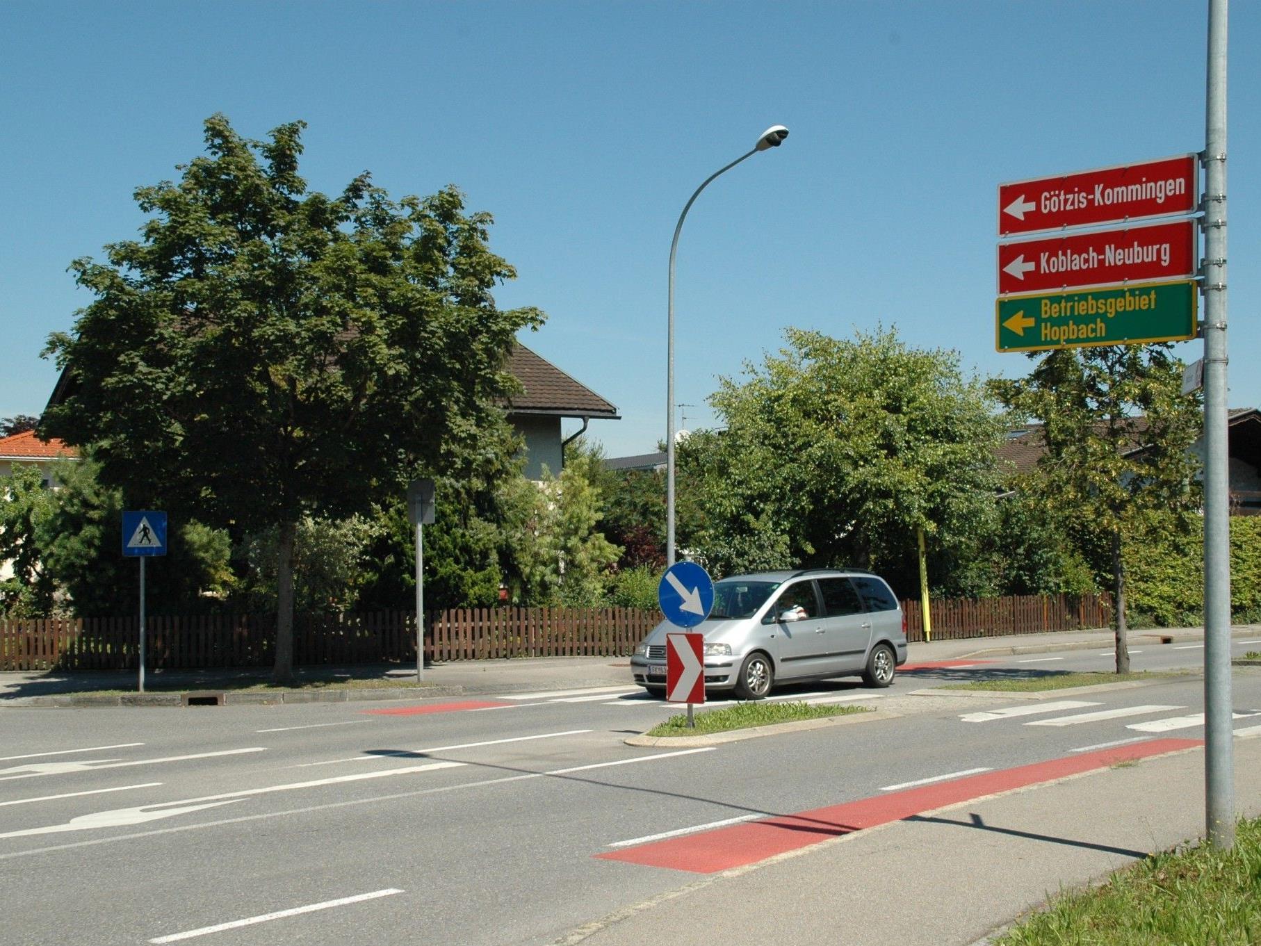 Bei der Kreuzung der Lastenstraße mit der Kommingerstraße fordert Kurt Mayer eine Fußgängerampel.