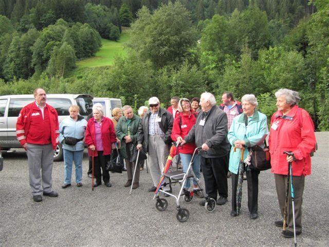 Die reiselustigen Senioren treffen sich bei der  Kristbergbahn und freuen sich auf den Kristberg.
