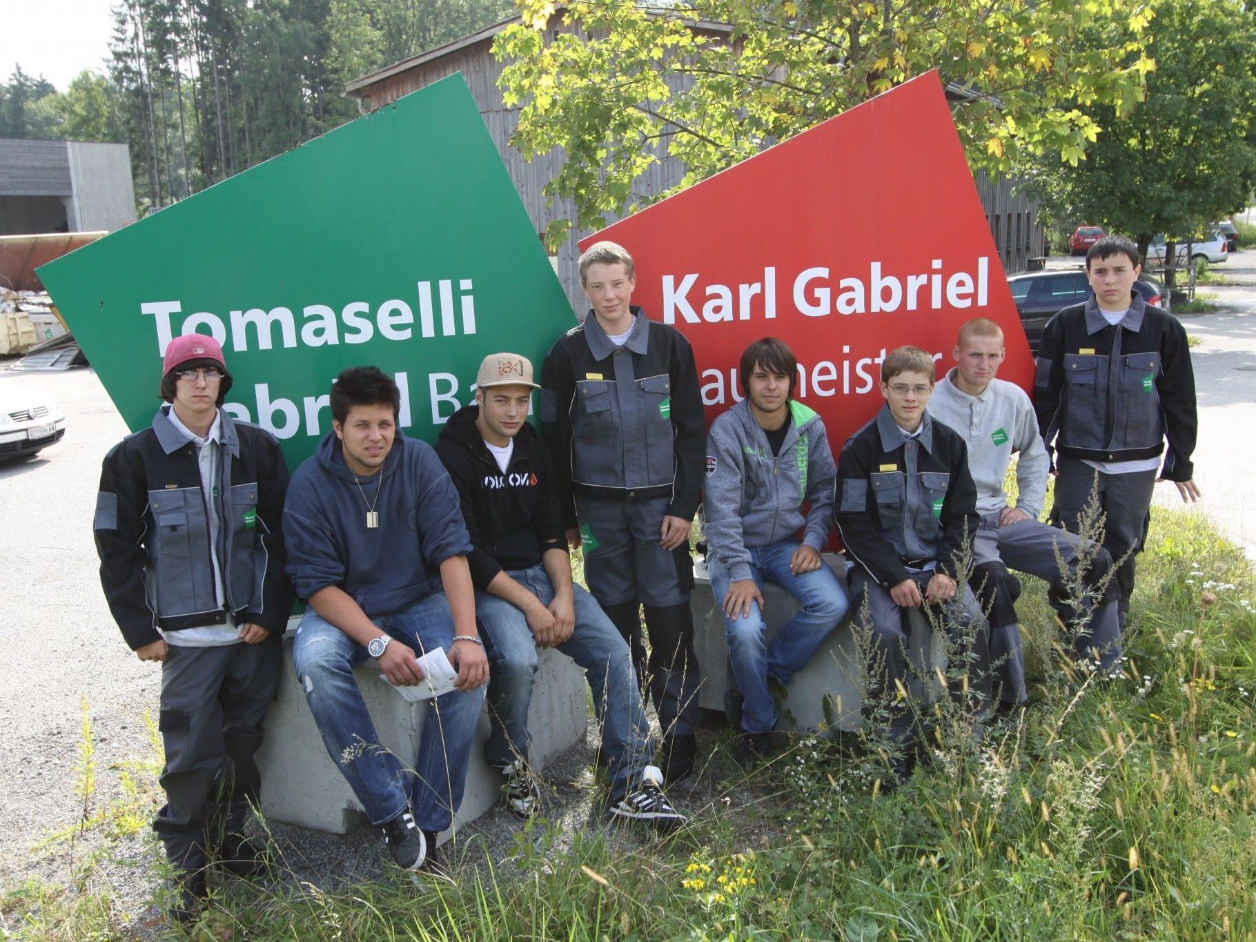 Dieses Jahr haben acht Lehrlinge ihre Ausbildung bei Tomaselli Gabriel Bau in Nenzing begonnen. Drei weitere Lehrlinge starten im Oktober.