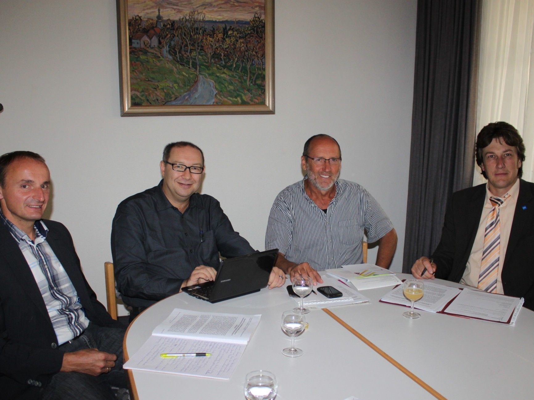 1. Bürgermeister von Scheidegg Ulrich Pfanner zu Gast bei einem „Sommergespräch“ der Leiblachtaler Bürgermeister mit Xaver Sinz (Lochau), Wolfgang Langes (Hohenweiler) und Alfons Rädler (Eichenberg) – von rechts nach links. 1. Bürgermeister von Scheidegg Ulrich Pfanner zu Gast bei einem „Sommergespräch“ der Leiblachtaler Bürgermeister mit Xaver Sinz (Lochau), Wolfgang Langes (Hohenweiler) und Alfons Rädler (Eichenberg) – von rechts nach links.