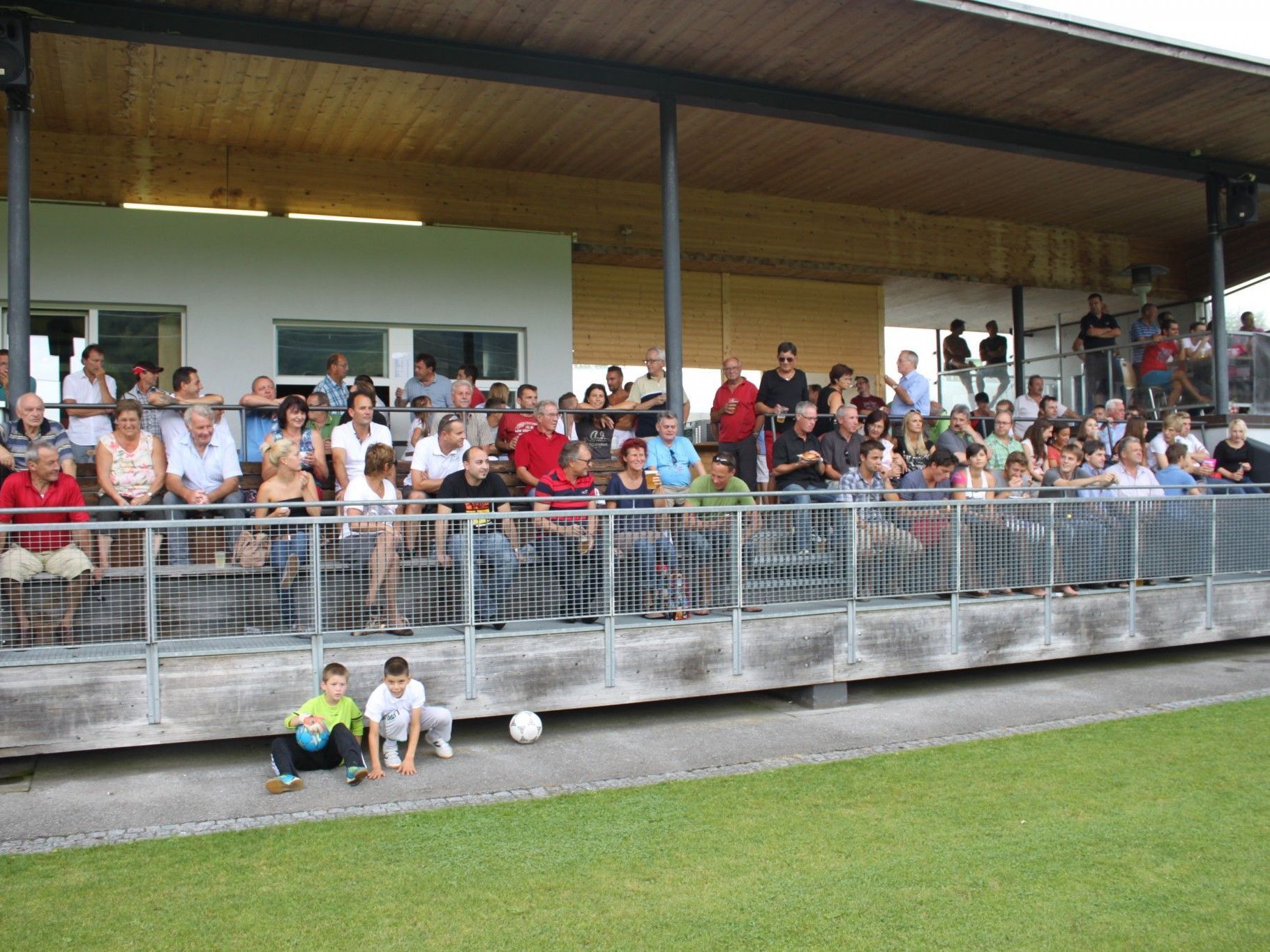 Die Haupttribüne wird zum Treffpunkt der Lochauer Fußballfans. Die Haupttribüne wird zum Treffpunkt der Lochauer Fußballfans.