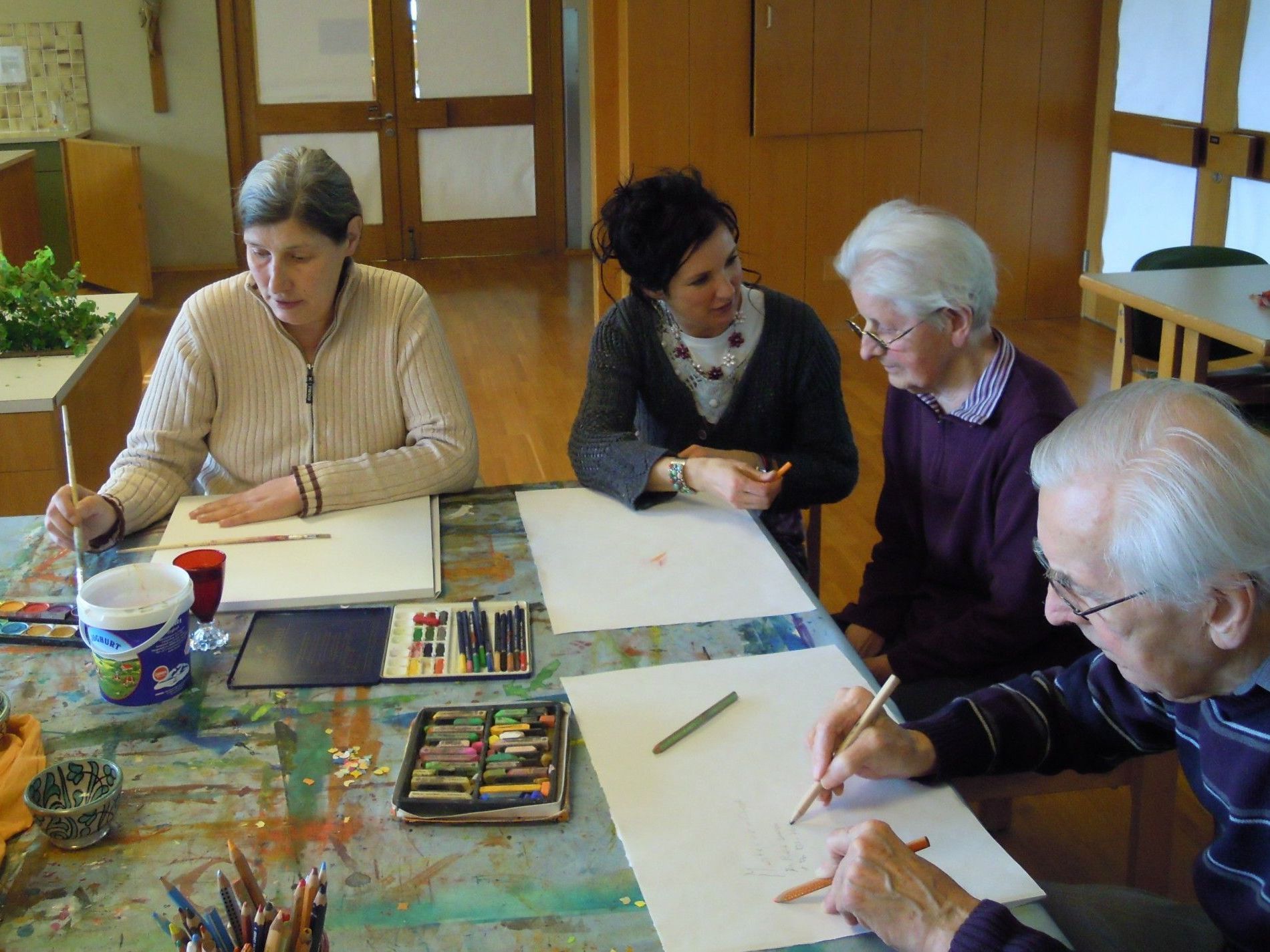 Gerne treffen sich Menschen mit dementiellen Erkrankungen zu ihrer wöchentlichen Malstunde. Gerne treffen sich Menschen mit dementiellen Erkrankungen zu ihrer wöchentlichen Malstunde.