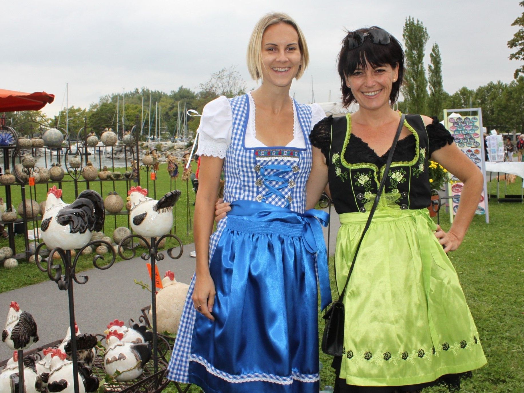 Auch Silvia und Karin schlenderten in schmucker Adjustierung durch den Kunstmarkt. Auch Silvia und Karin schlenderten in schmucker Adjustierung durch den Kunstmarkt.