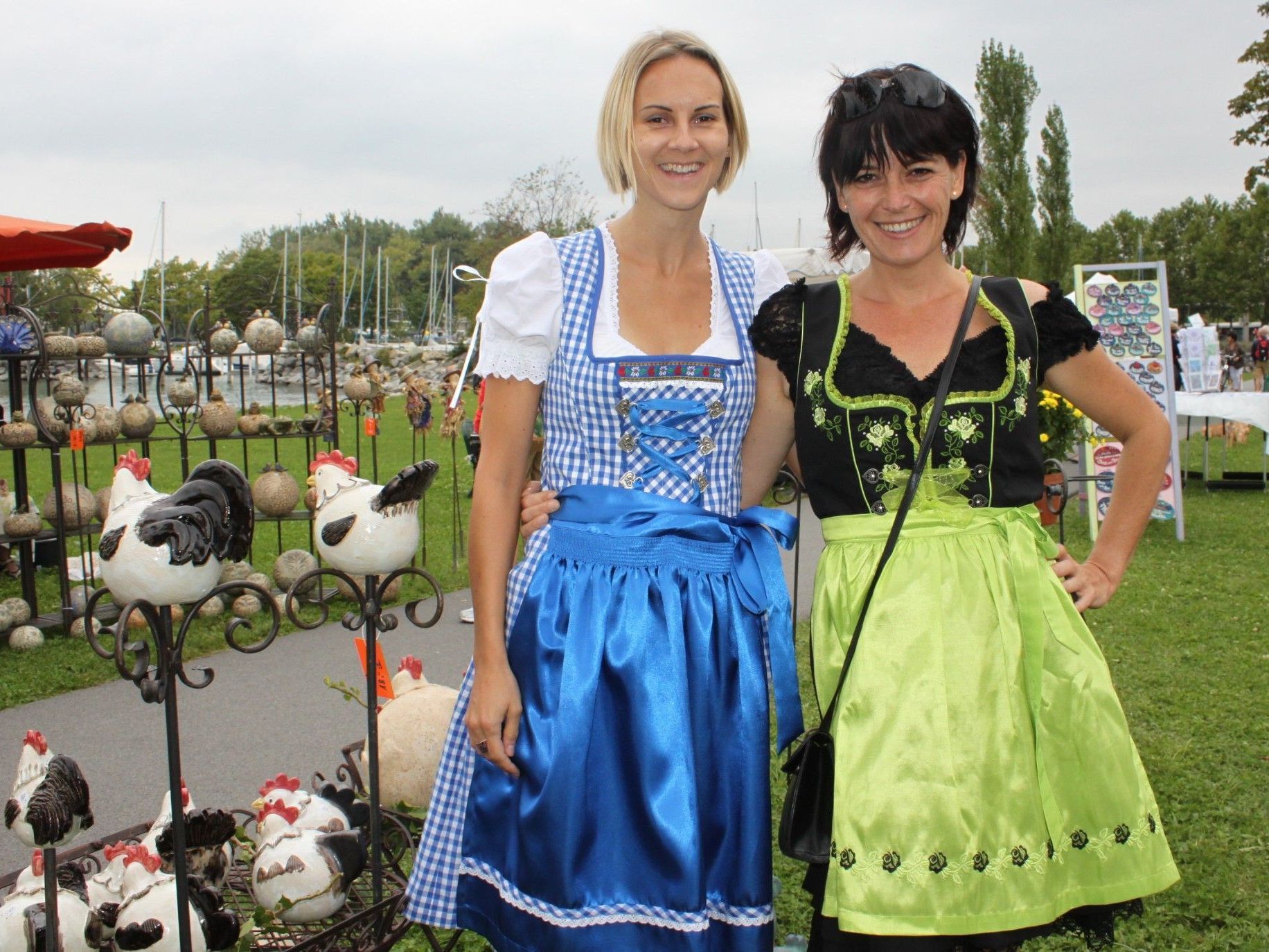 Auch Silvia und Karin schlenderten in schmucker Adjustierung durch den Kunstmarkt.