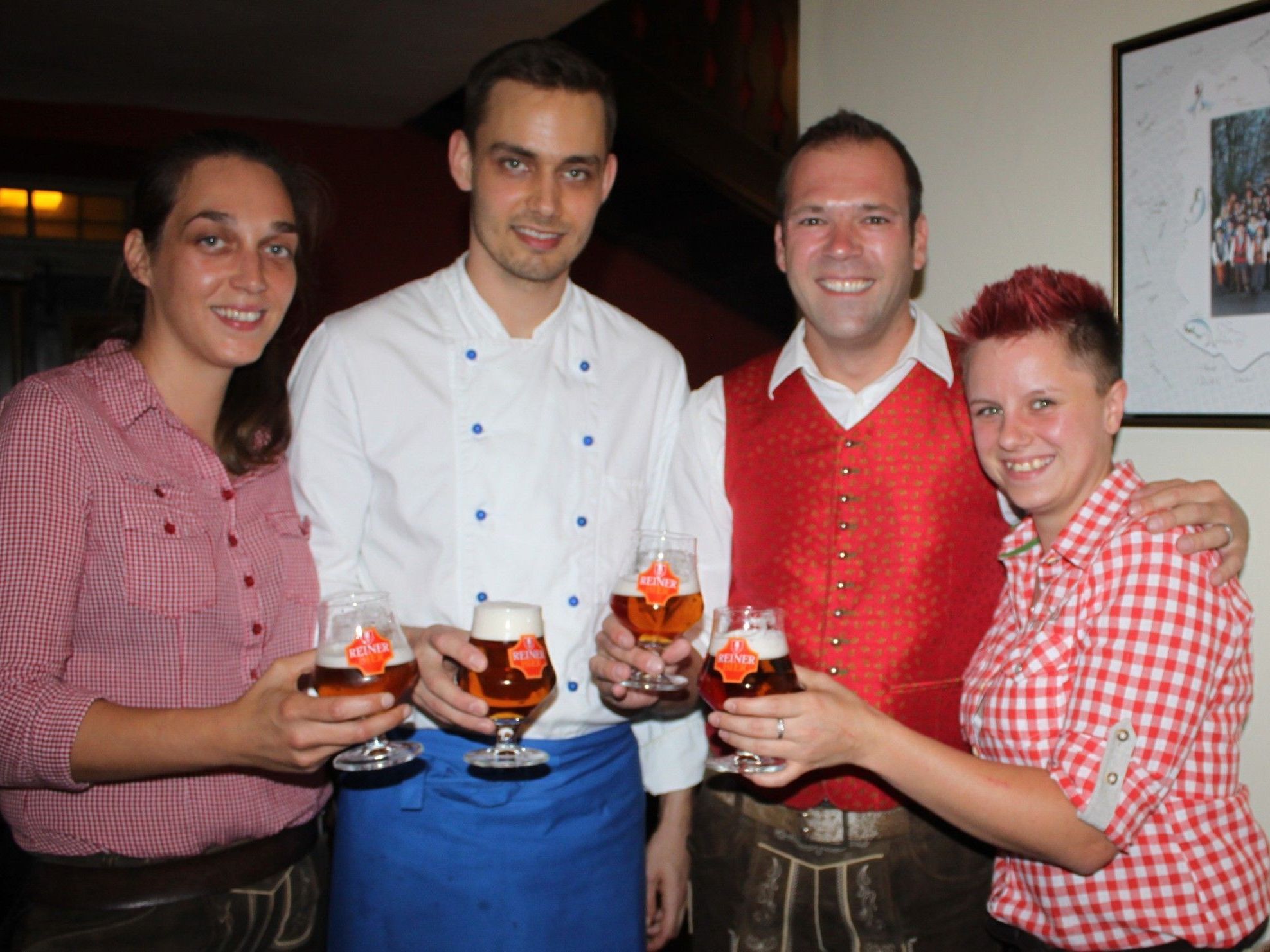 Kathi Geller, Gastwirt Philipp Rainer, Küchenchef Wolfgang Erdmann und Jennifer L´Hullier (von rechts). Kathi Geller, Gastwirt Philipp Rainer, Küchenchef Wolfgang Erdmann und Jennifer L´Hullier (von rechts).