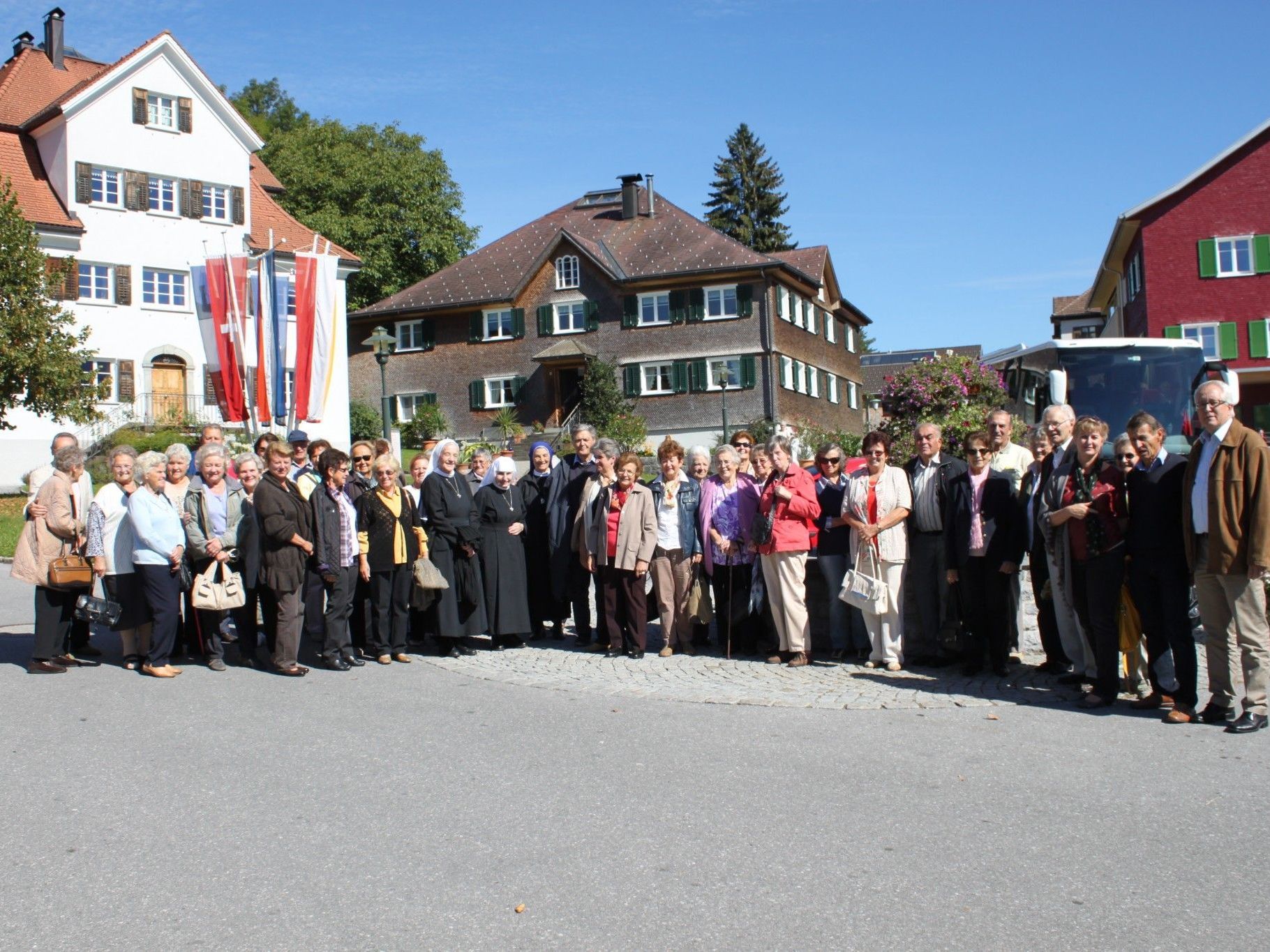 Groß war die Gruppe, die sich für die Kirchenführung entschieden hatte. Groß war die Gruppe, die sich für die Kirchenführung entschieden hatte.