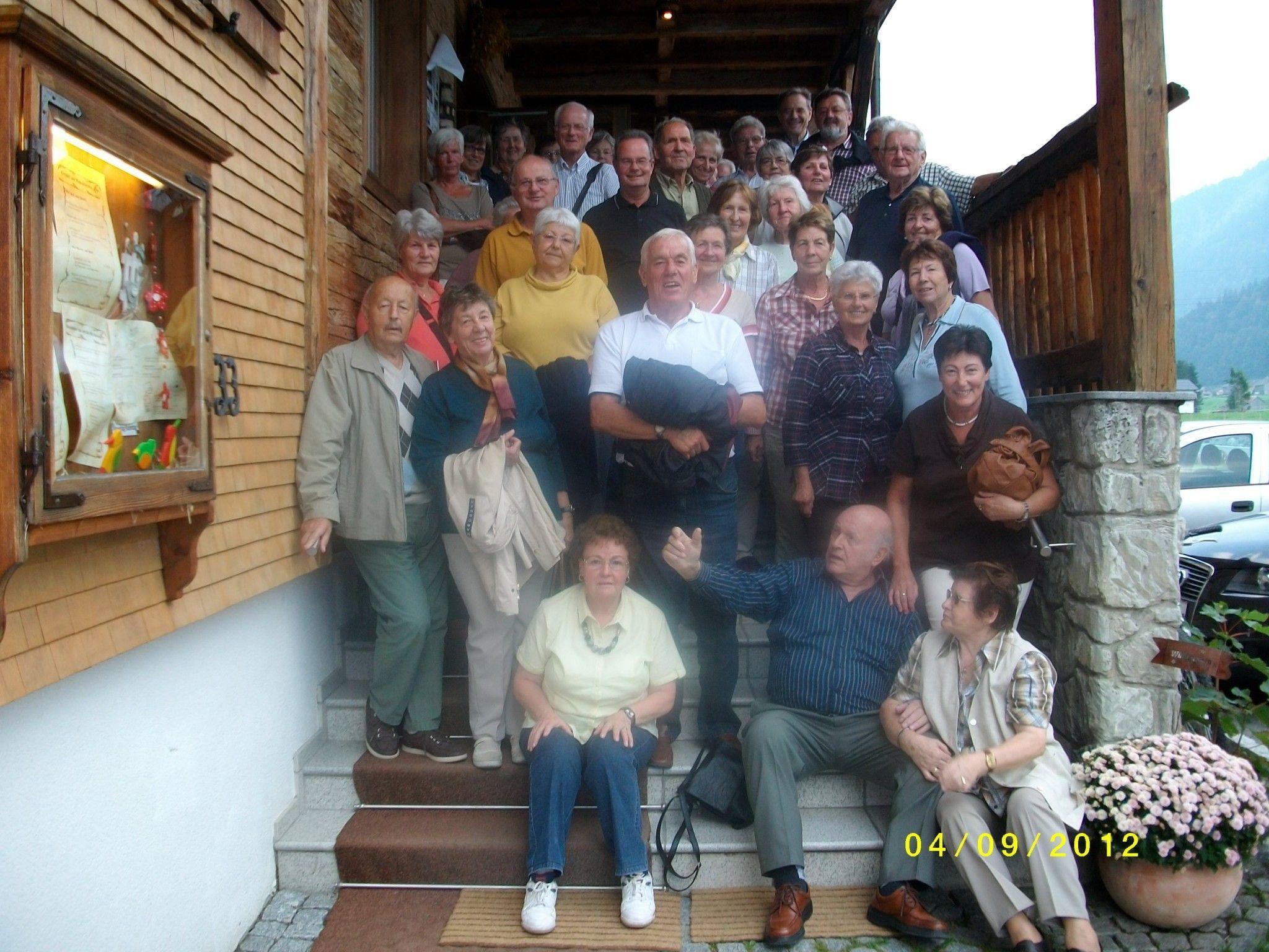 Die Altacher Seniorengruppe vor dem Erlebnis-Gasthaus UrAlp in Au