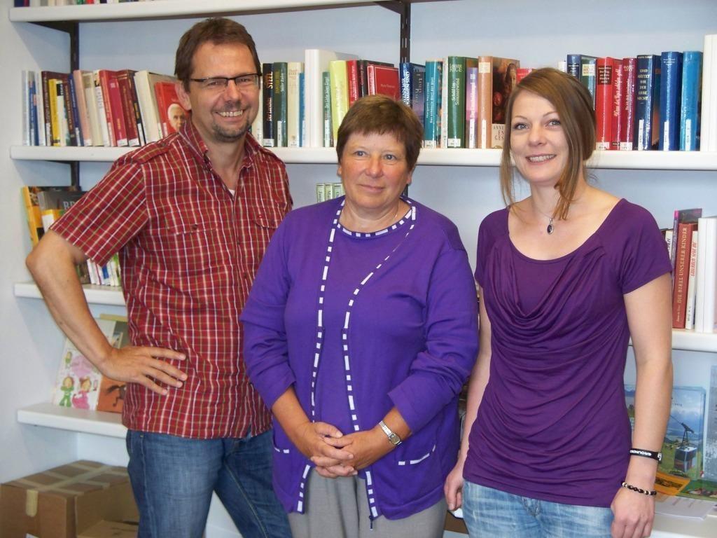 v.l. Andreas Haumer, Pensionistin Annemarie Hartmann, Nina Stemer.