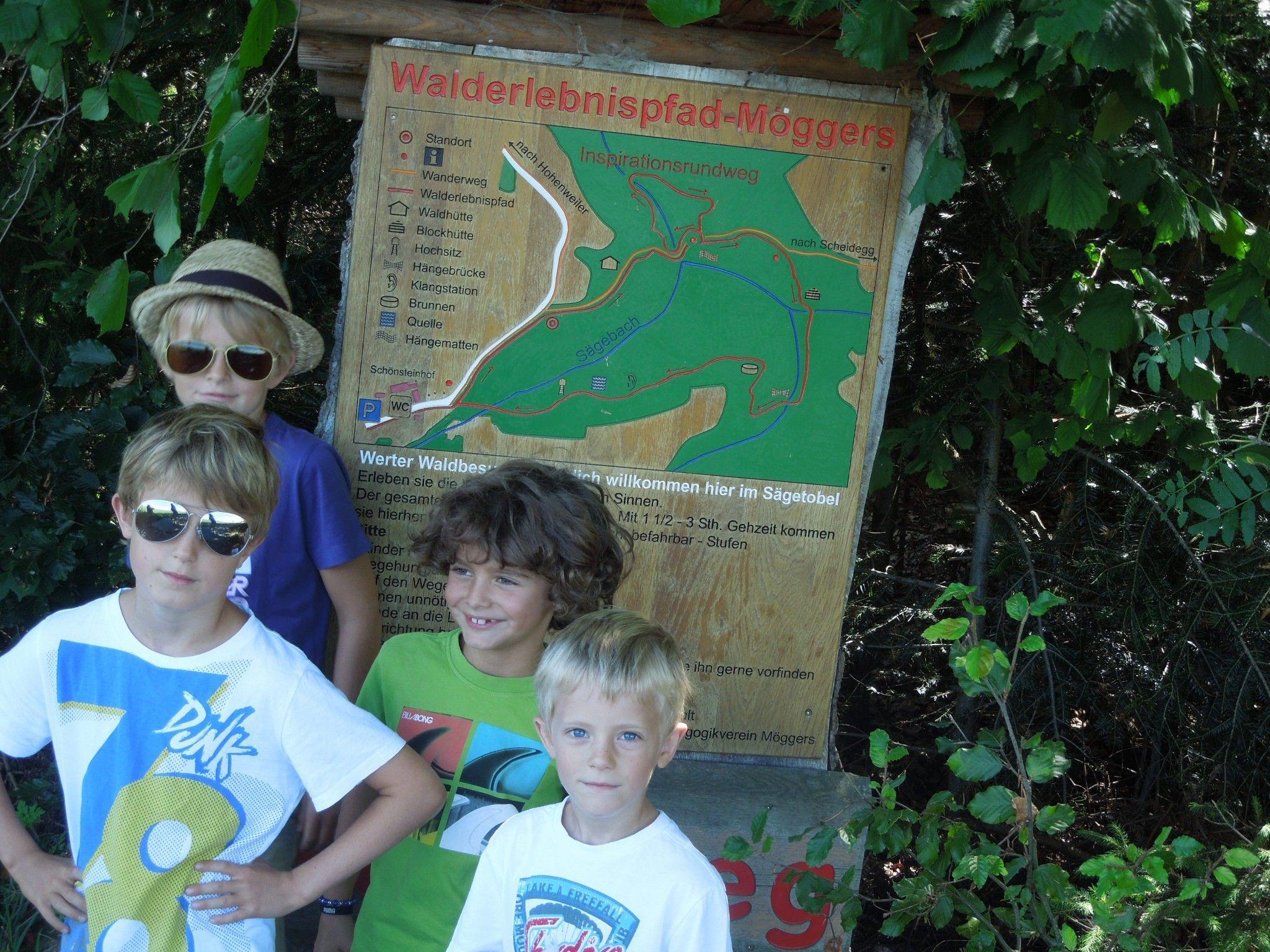 Die vier Kinderreporter waren begeistert vom Wald- und Erlebnispfad in Möggers.