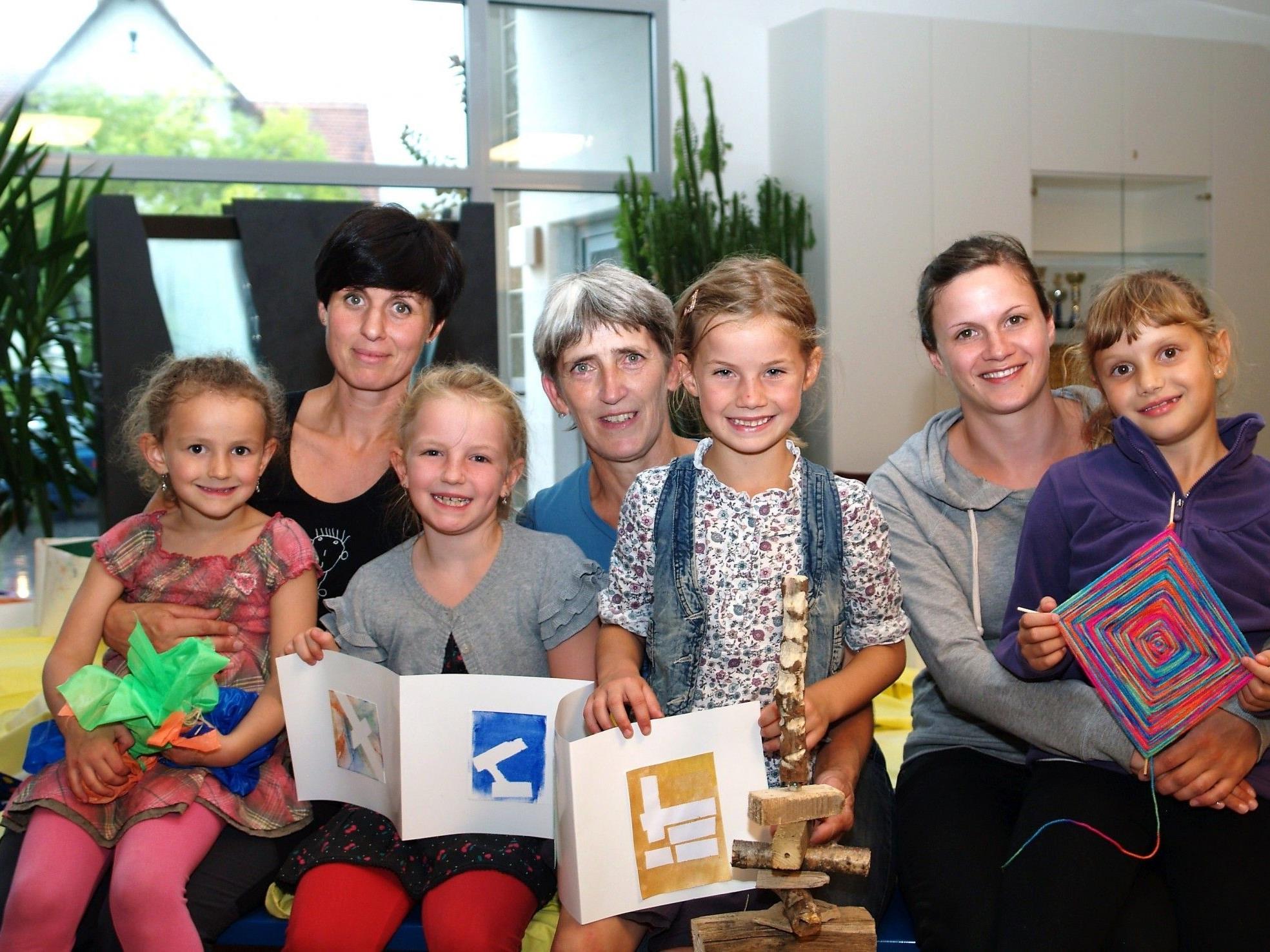 Irene Christof, Dorothea Ebner und Verena Dobler mit einigen Kindern bei der Abschlussveranstaltung.