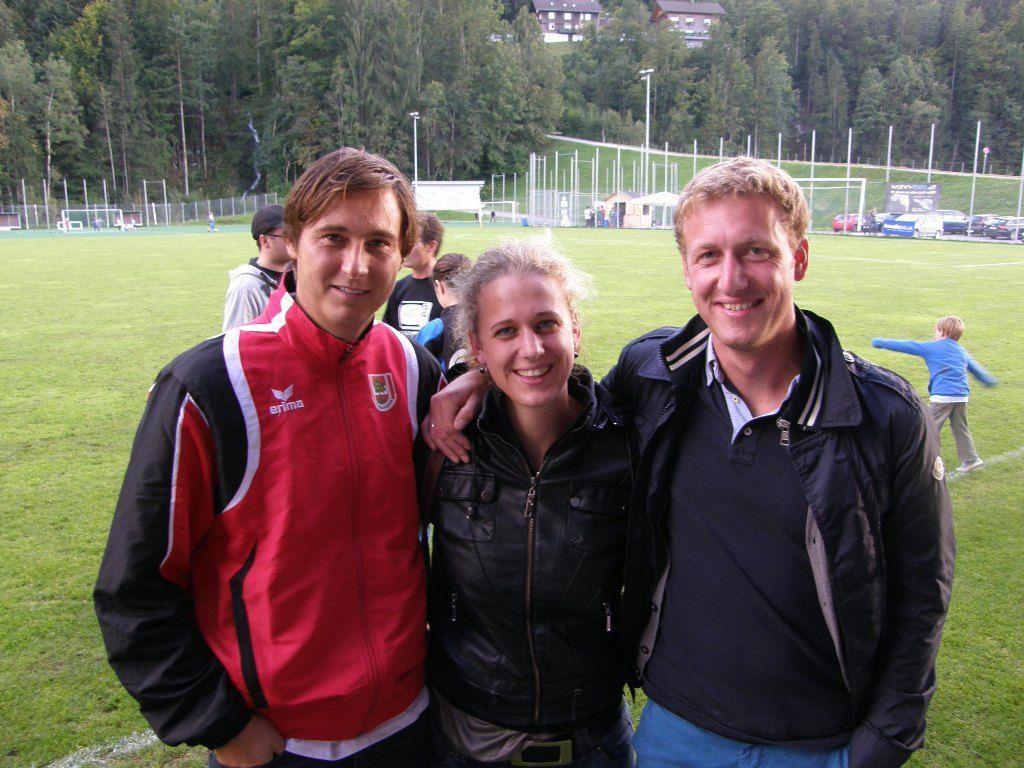 FCD-Spieler Patrick Pircher (li.) mit seinen Wälder Cousins Simone und Michael.