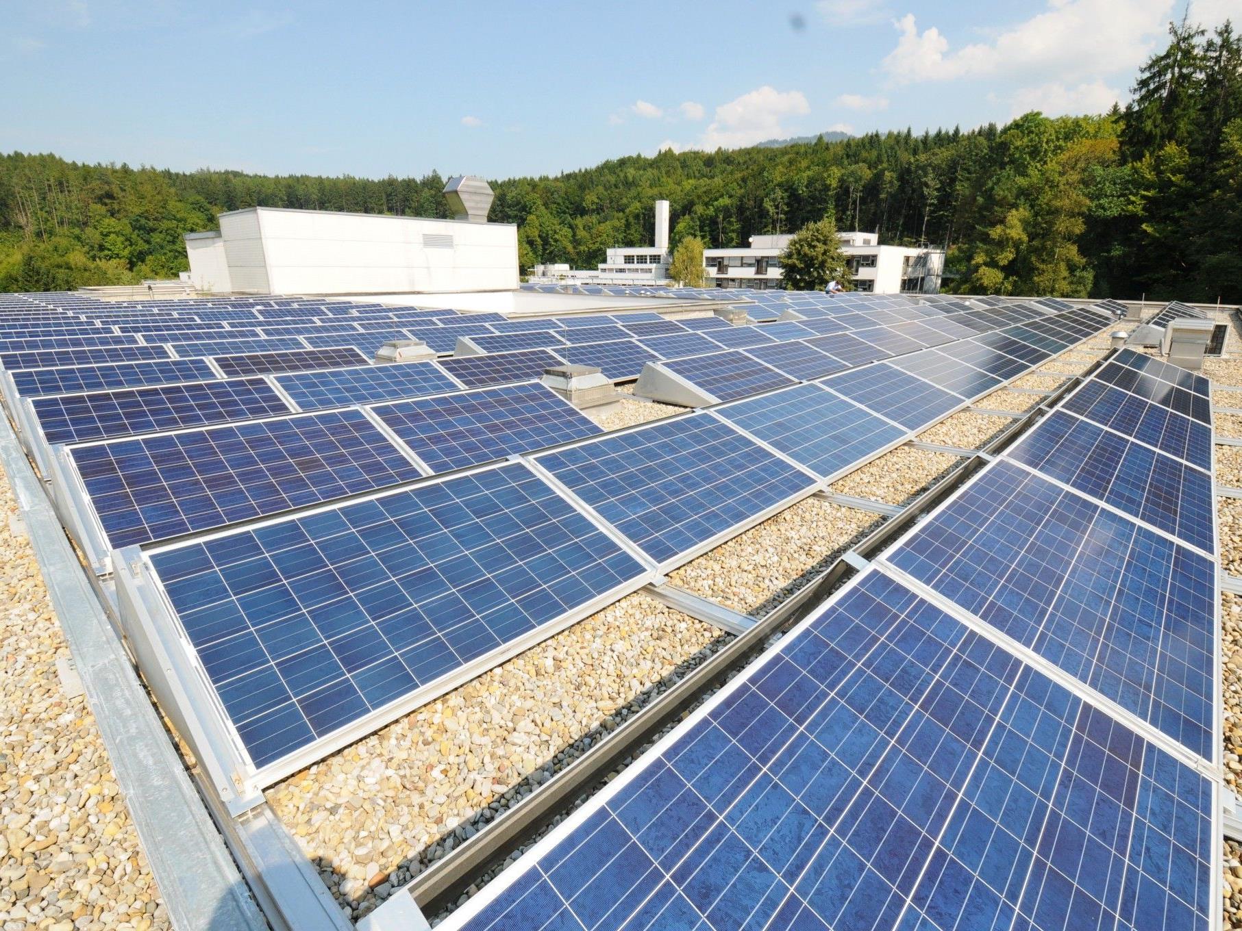 Fotovoltaikanlage auf dem Dach des LKH Rankweil