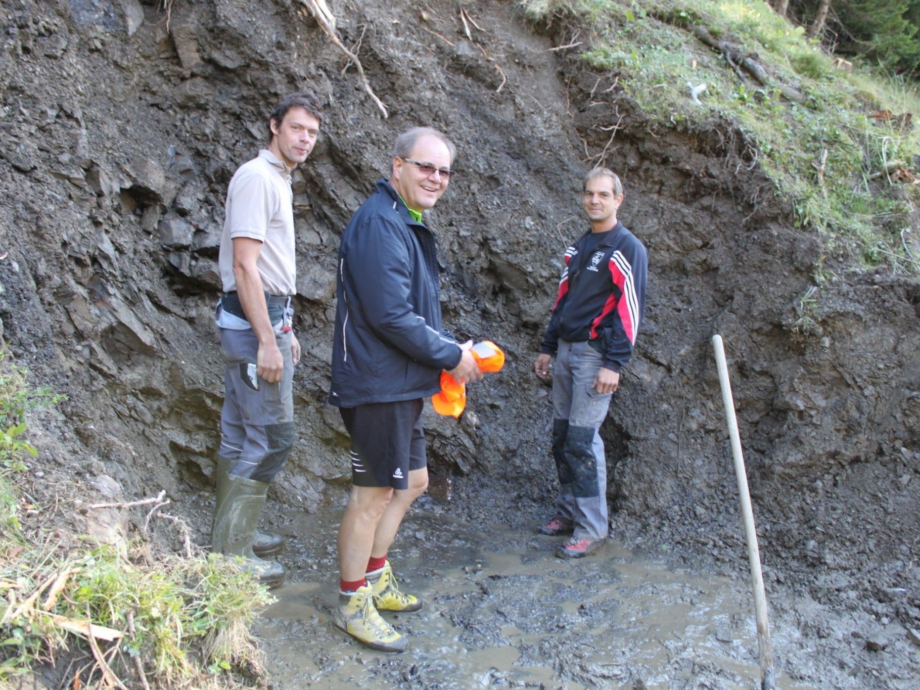 Bürgermeister Reinhard Nachbaur (Mitte) sowie Bauhof-Mitarbeiter Raimund Nachbaur (re.) und Thomas Porod vor der neuen Quelle auf der Staffel-Alpe. Bürgermeister Reinhard Nachbaur (Mitte) sowie Bauhof-Mitarbeiter Raimund Nachbaur (re.) und Thomas Porod vor der neuen Quelle auf der Staffel-Alpe.
