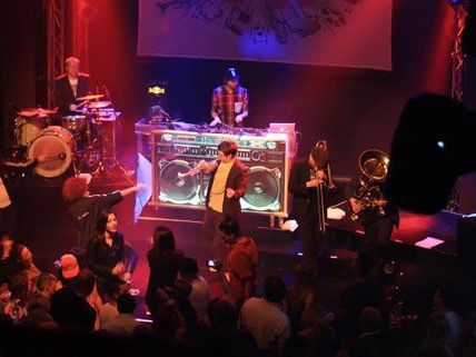 Beim Red Bull Live treffen Clubsounds und Livemusik aufeinander. Beim Red Bull Live treffen Clubsounds und Livemusik aufeinander.