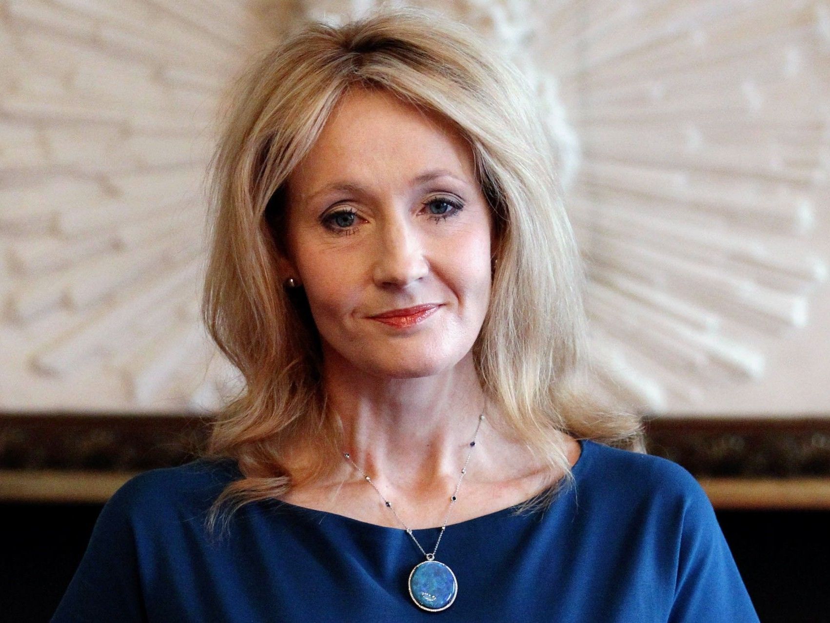 J.K. Rowling: Erste unter den Bestseller-Autoren die eine Milliarde Dollar verdiente. J.K. Rowling: Erste unter den Bestseller-Autoren die eine Milliarde Dollar verdiente.