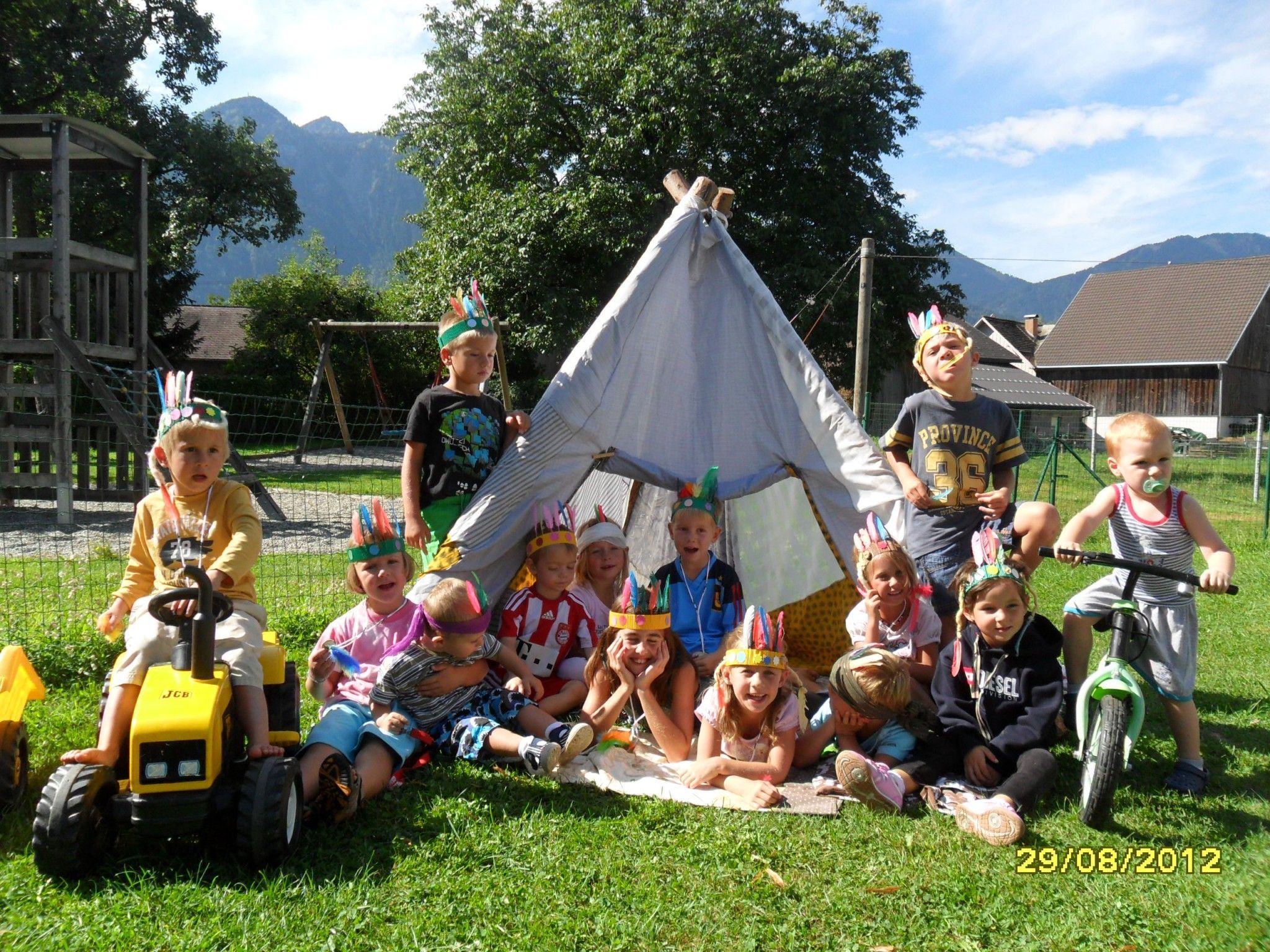 Indianerzelt im Schnäggahüsle-Garten Indianerzelt im Schnäggahüsle-Garten