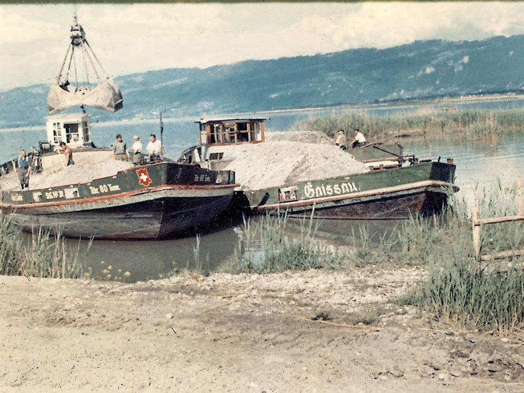 Mit Lastschiffen wurde ab 1956 Material für den Polderdammans Ufer geführt