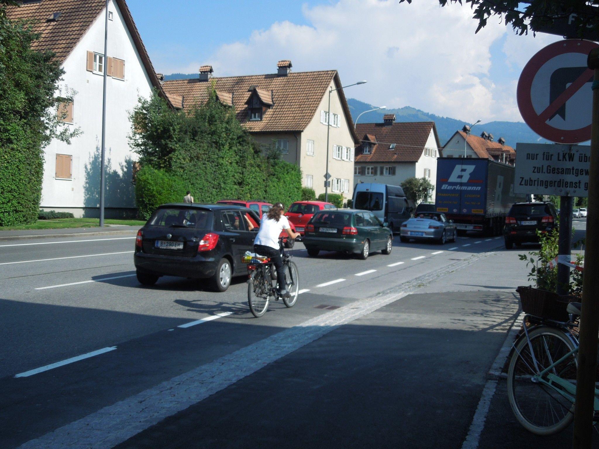 Der Fahrradstreifen auf der Lustenauerstraße wurde nun erneuert.
