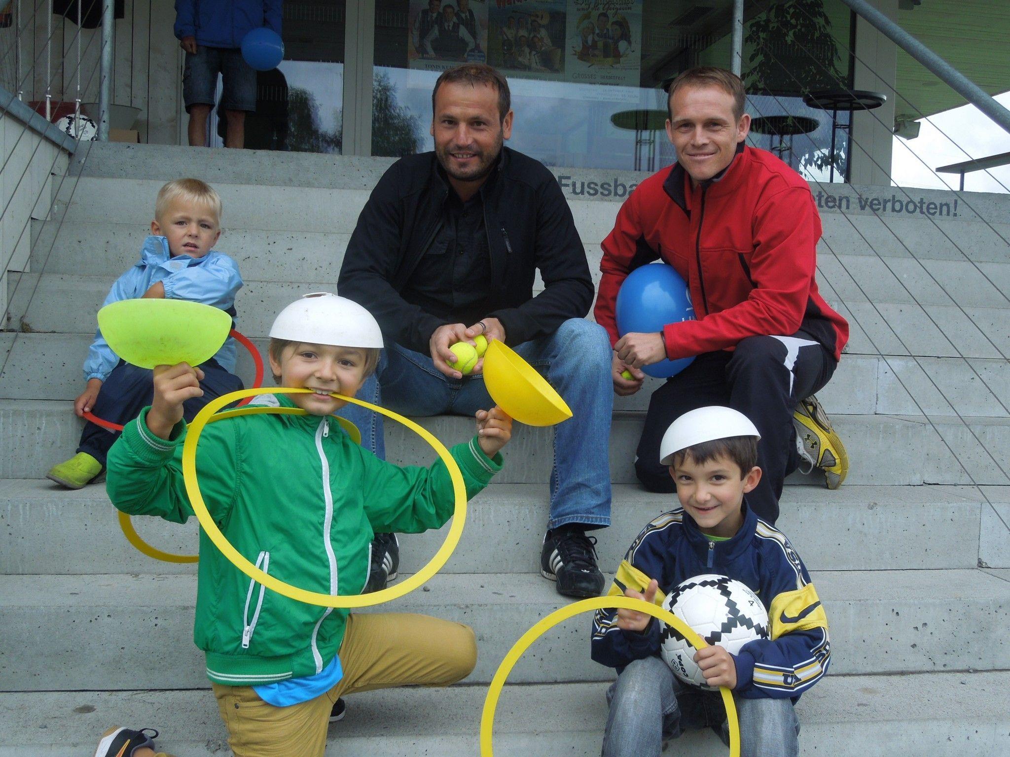Jeden Mittwoch können Kinder gemeinsam mit Alex Dürr Spiel und Spaß auf dem Sportplatz erleben.
