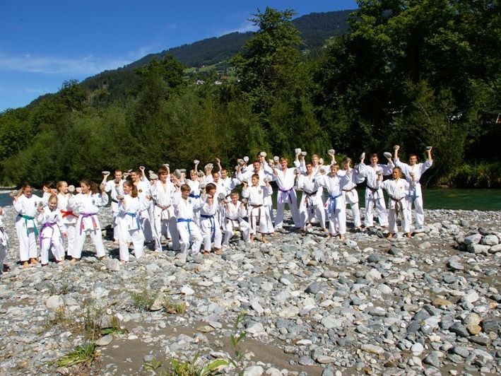 Die Götzner Karatekas vor dem Bad im kalten Bach Die Götzner Karatekas vor dem Bad im kalten Bach