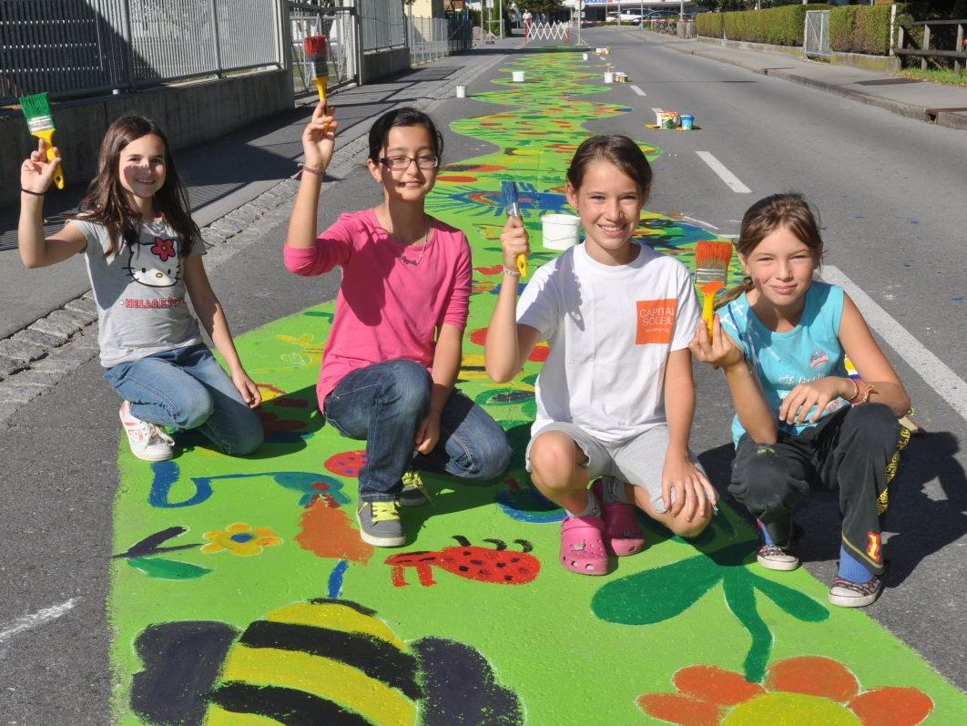Michelle, Seyda, Carmen und Monalisa hatten bei der Straßengestaltung viel Spaß. Michelle, Seyda, Carmen und Monalisa hatten bei der Straßengestaltung viel Spaß.