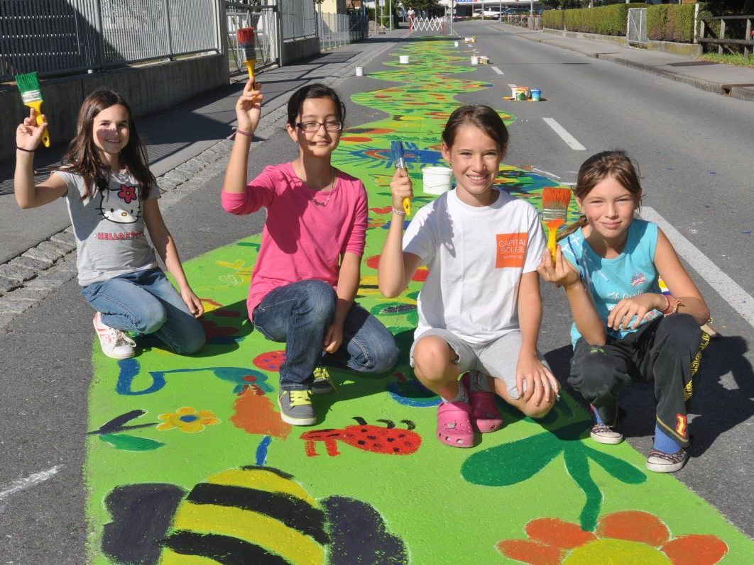 Michelle, Seyda, Carmen und Monalisa hatten bei der Straßengestaltung viel Spaß.