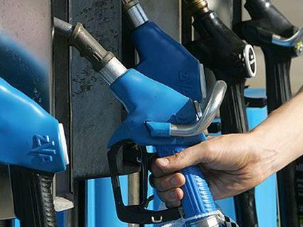 Treibstoffpreise: Beim Tanken muss man immer tiefer in die Tasche greifen