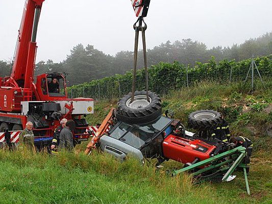 Ein Traktor musste im Bezirk Wiener Neustadt geborgen werden Ein Traktor musste im Bezirk Wiener Neustadt geborgen werden