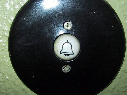 Immer wieder klingelte der Einbrecher in Landstraße an einer Haustür an Immer wieder klingelte der Einbrecher in Landstraße an einer Haustür an