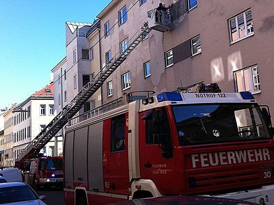 Weil der Verputz von einer Hausfassade bröckelte, wurde die Rodlergasse gesperrt Weil der Verputz von einer Hausfassade bröckelte, wurde die Rodlergasse gesperrt
