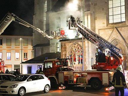 Löscheinsatz beim Brand des Doms von Wiener Neustadt