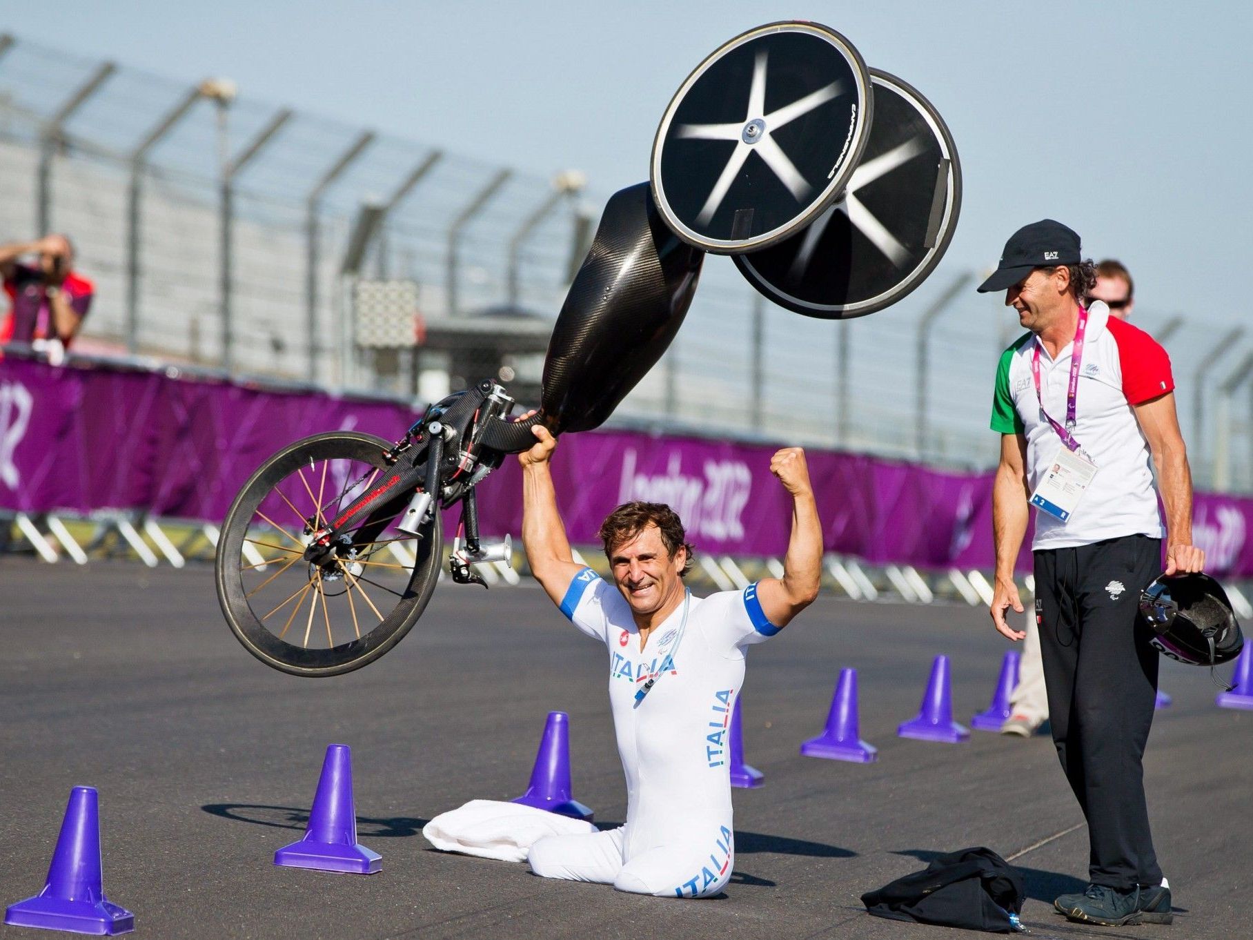 Zanardi jubelt über seine Goldmedaille bei den Paralympics 2012 in London. Zanardi jubelt über seine Goldmedaille bei den Paralympics 2012 in London.