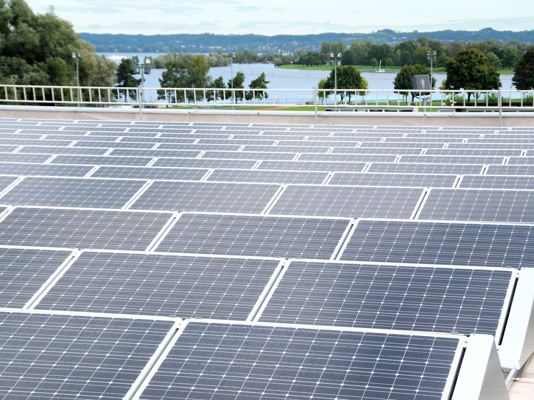 Auf dem Dach der Sporthalle am See ist ein Kernstück des Harder Solarkraftwerkes zu finden. Auf dem Dach der Sporthalle am See ist ein Kernstück des Harder Solarkraftwerkes zu finden.