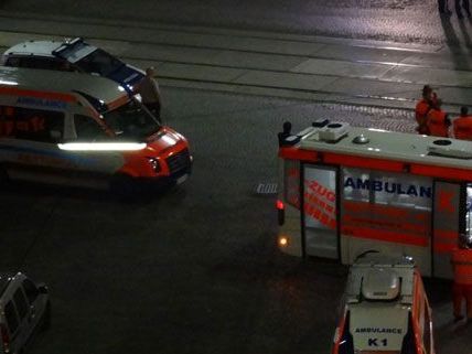 Ein zweistöckiges Wohnhaus stand in Vollbrand, glücklicherweise wurde aber niemand verletzt. Ein zweistöckiges Wohnhaus stand in Vollbrand, glücklicherweise wurde aber niemand verletzt.