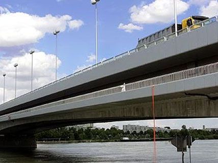 Zwischen Reichsbrücke und Brigittenauerbrücke trieb das Frachtschiff. Zwischen Reichsbrücke und Brigittenauerbrücke trieb das Frachtschiff.