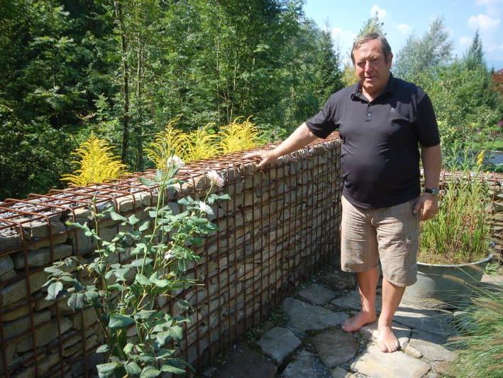 Helmut Leite ist seit zwei Jahren in Pension. Um körperlich fit zu werden, ging der Pensionist unter die Handwerker und errichtet diese Mauer.